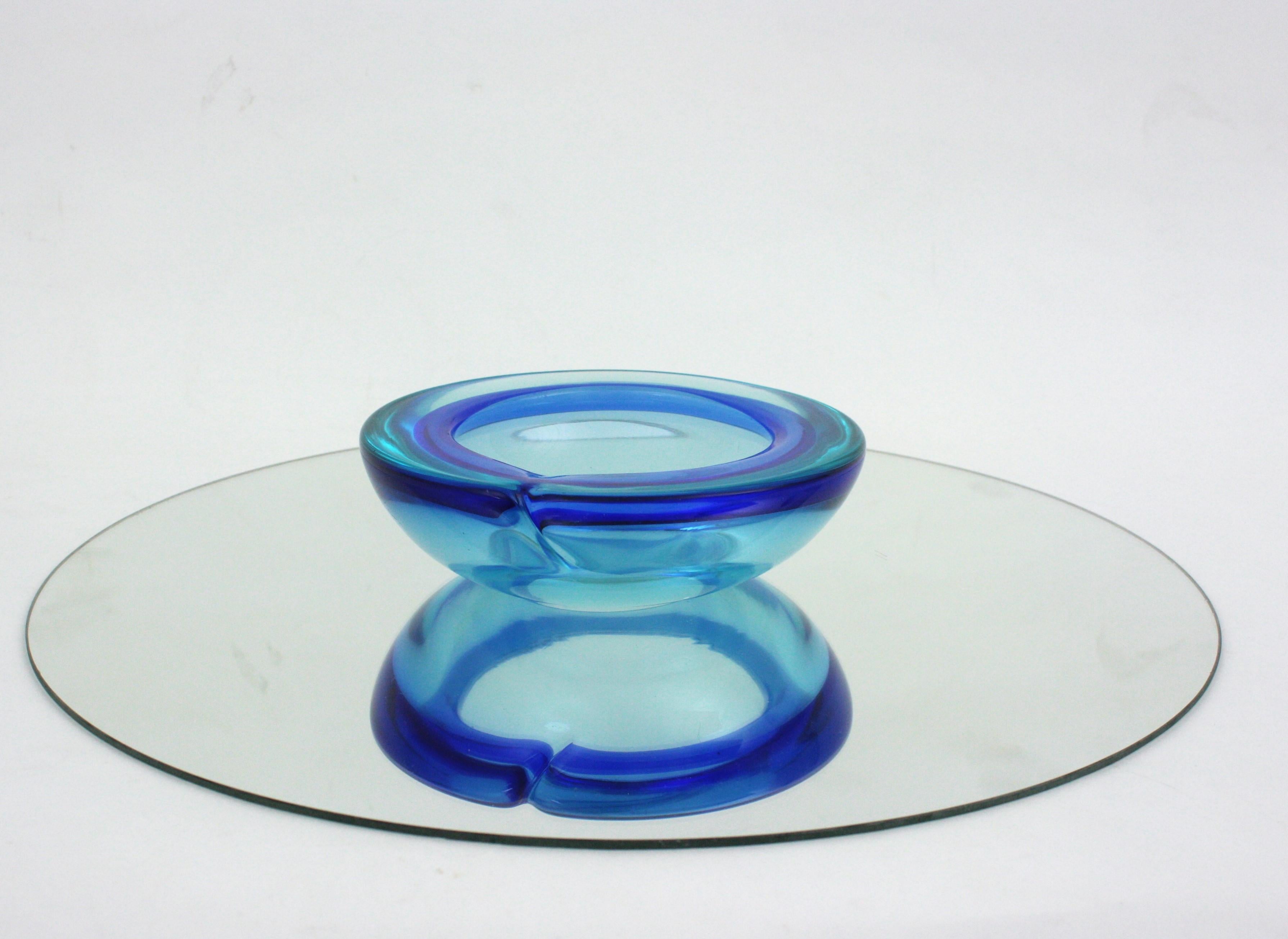 Archimede Seguso Murano Sommerso grand bol en verre bleu Bon état - En vente à Barcelona, ES