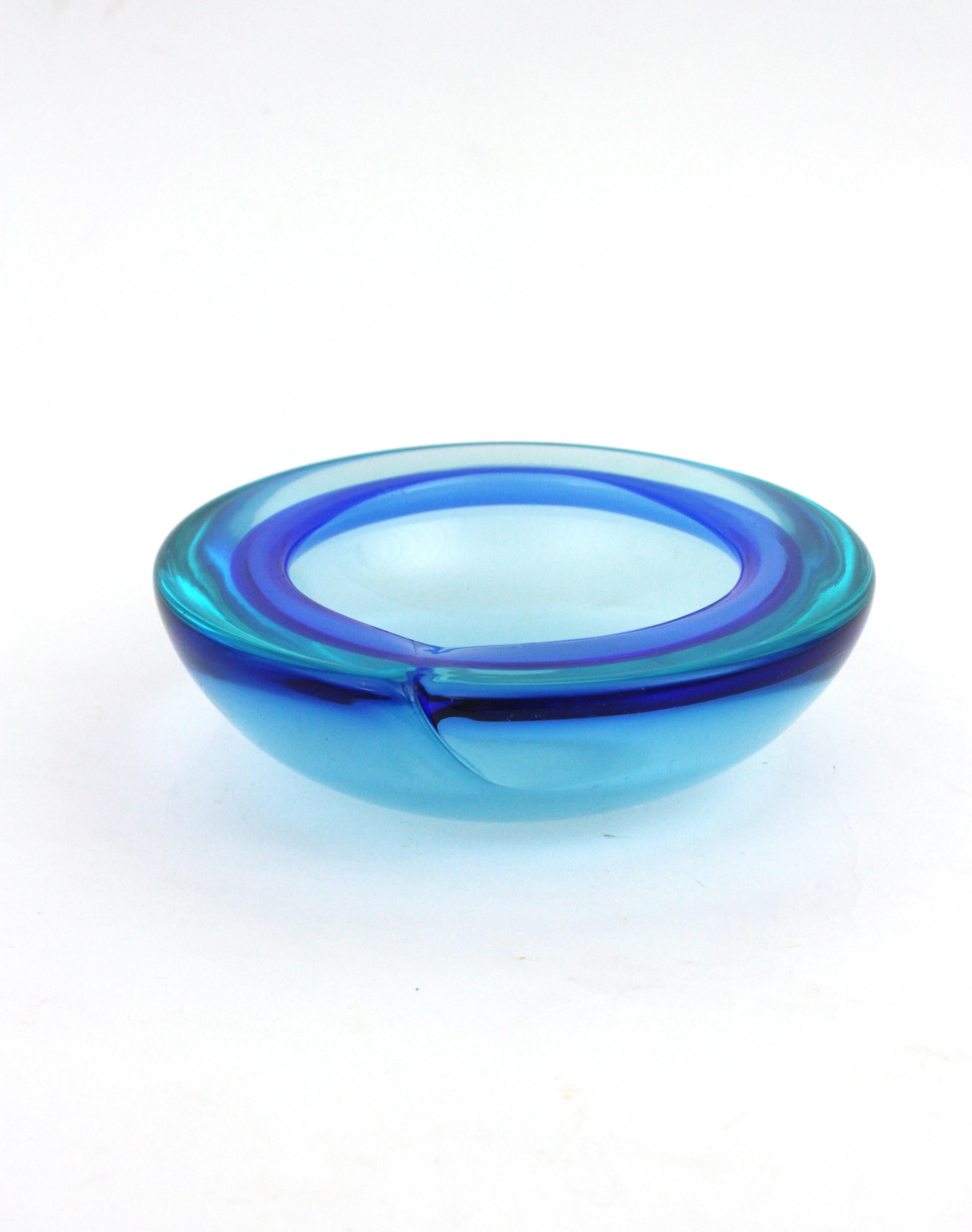 Verre Archimede Seguso Murano Sommerso grand bol en verre bleu en vente
