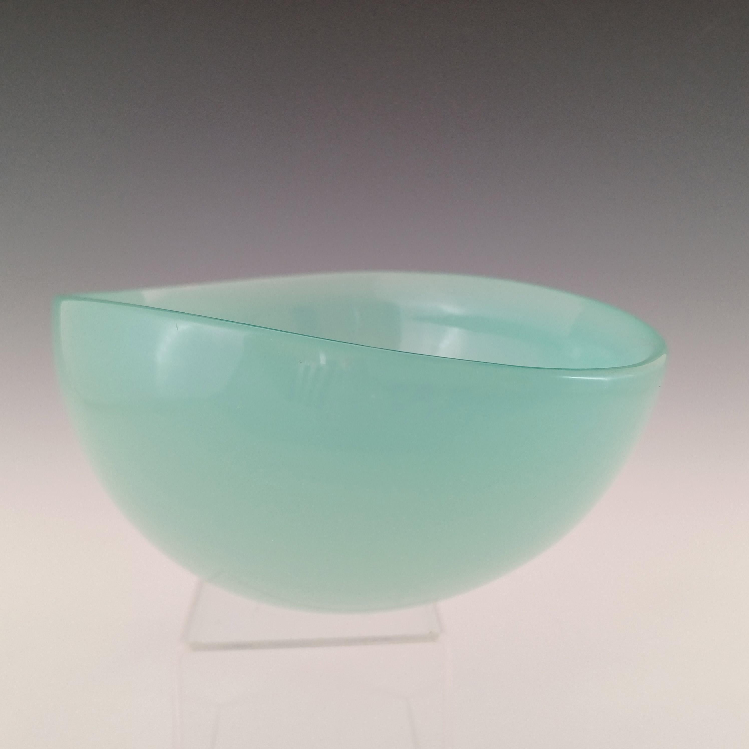 Se trata de un magnífico cuenco de cristal veneciano de los años 50/60, fabricado en la isla de Murano, cerca de Venecia, Italia. En una impresionante combinación de cristal azul turquesa y blanco, mezclados en un estilo conocido como cristal de