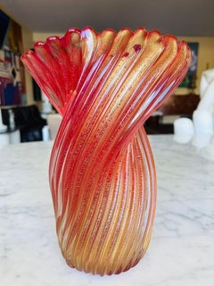 Large Archimede Seguso Murano Glass 1950 rubino oro "Retorto a coste" vase.