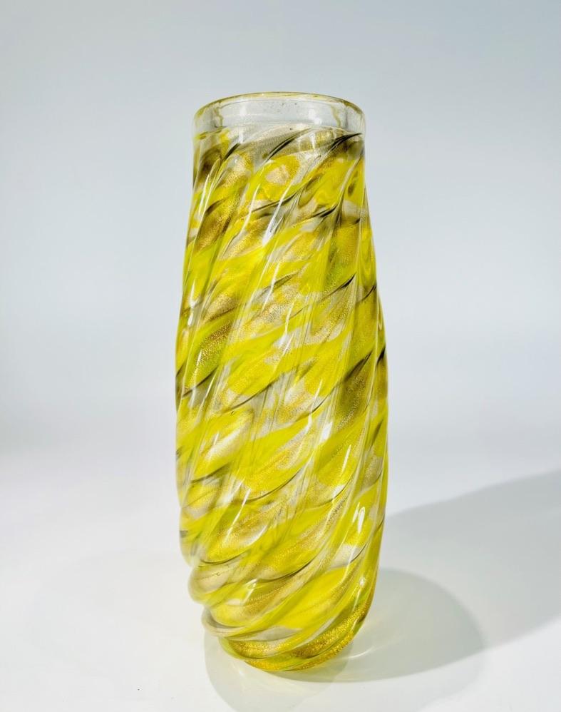 italien Archimede Seguso - Vase en verre de Murano jaune et venturine, 1960 en vente