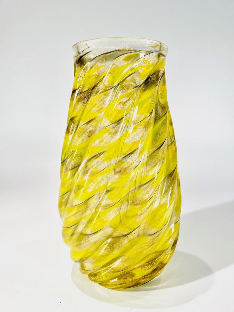 Autre Archimede Seguso - Vase en verre de Murano jaune et venturine, 1960 en vente