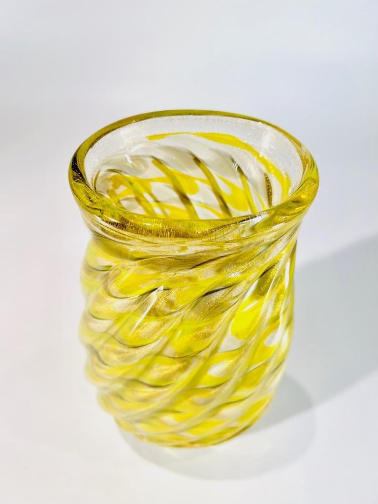 Milieu du XXe siècle Archimede Seguso - Vase en verre de Murano jaune et venturine, 1960 en vente