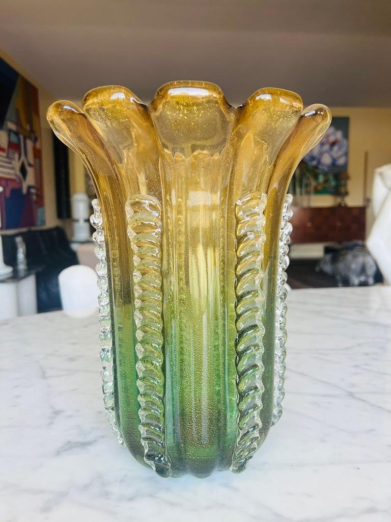 Incroyable vase en verre de Murano bicolore avec applications circa 1950.