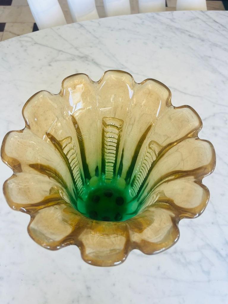Archimede Seguso Murano glass bicolor with applications and gold 1950 vase. In Good Condition For Sale In Rio De Janeiro, RJ