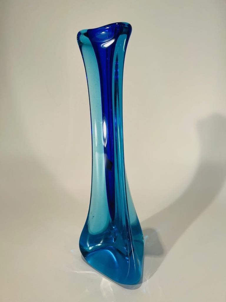 Incroyable vase en verre de Murano Seguso à solefleur bleue circa 1950.