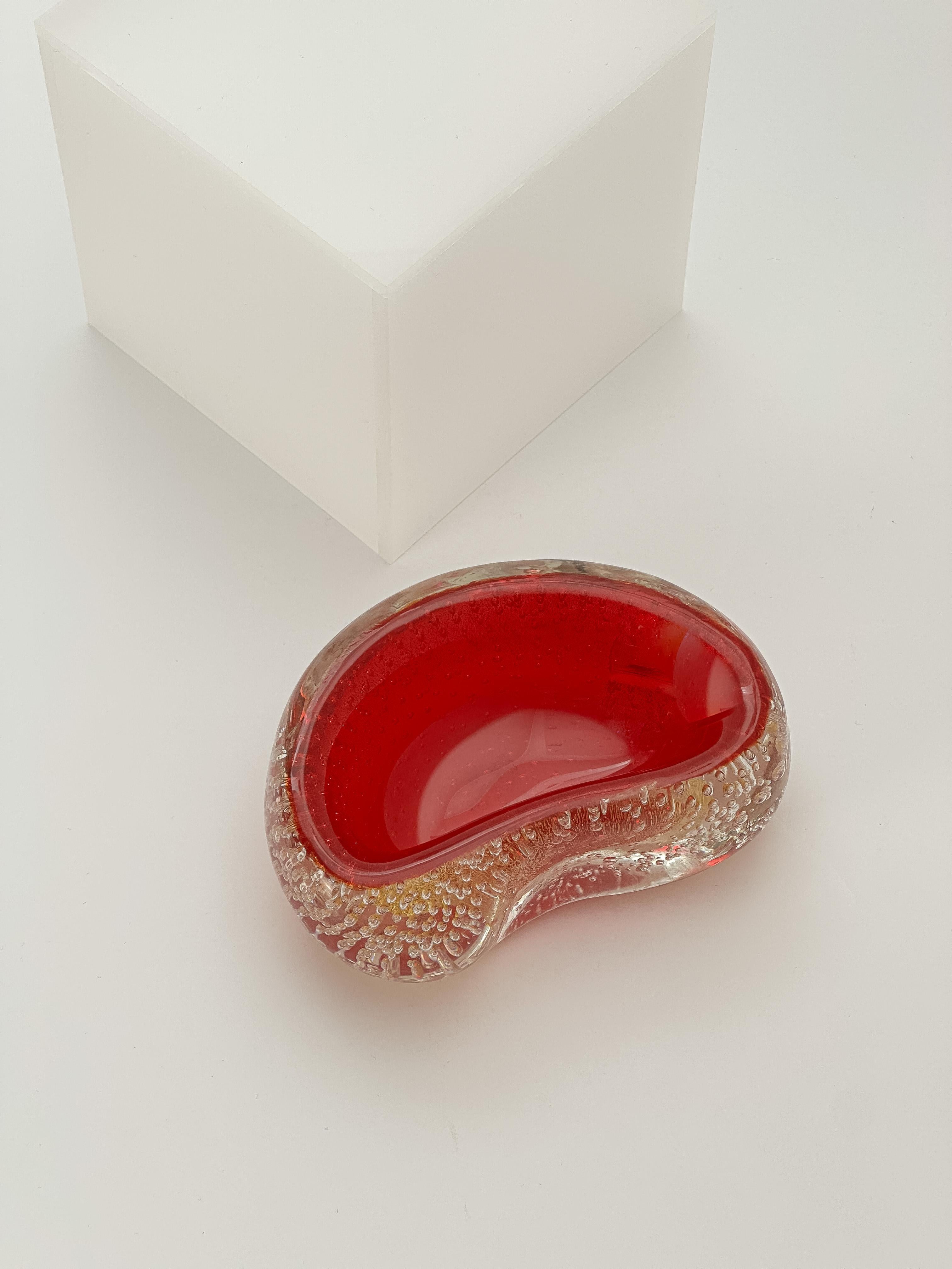Eine Murano-Glasschale aus den 1950er Jahren, hergestellt von Archimede Seguso - ein ungewöhnliches und auffallendes Beispiel für die italienische Glaskunst der Jahrhundertmitte. 

Die nierenförmige Form der Schale zeigt verschiedene