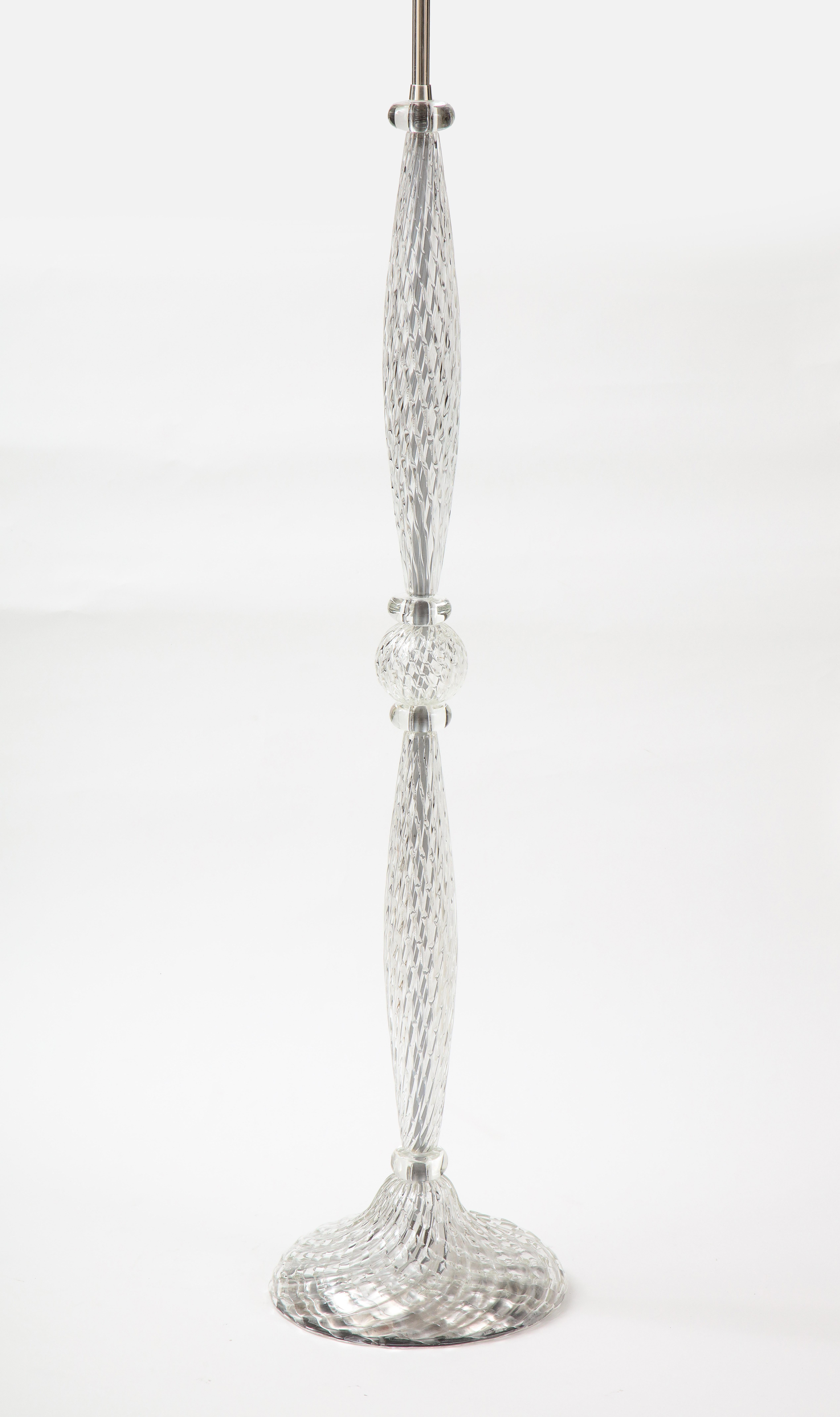 lampadaire en verre de Murano à motif de diamant des années 1950 par Archimede Seguso.
La lampe a été recâblée avec un double faisceau réglable en nickel poli.