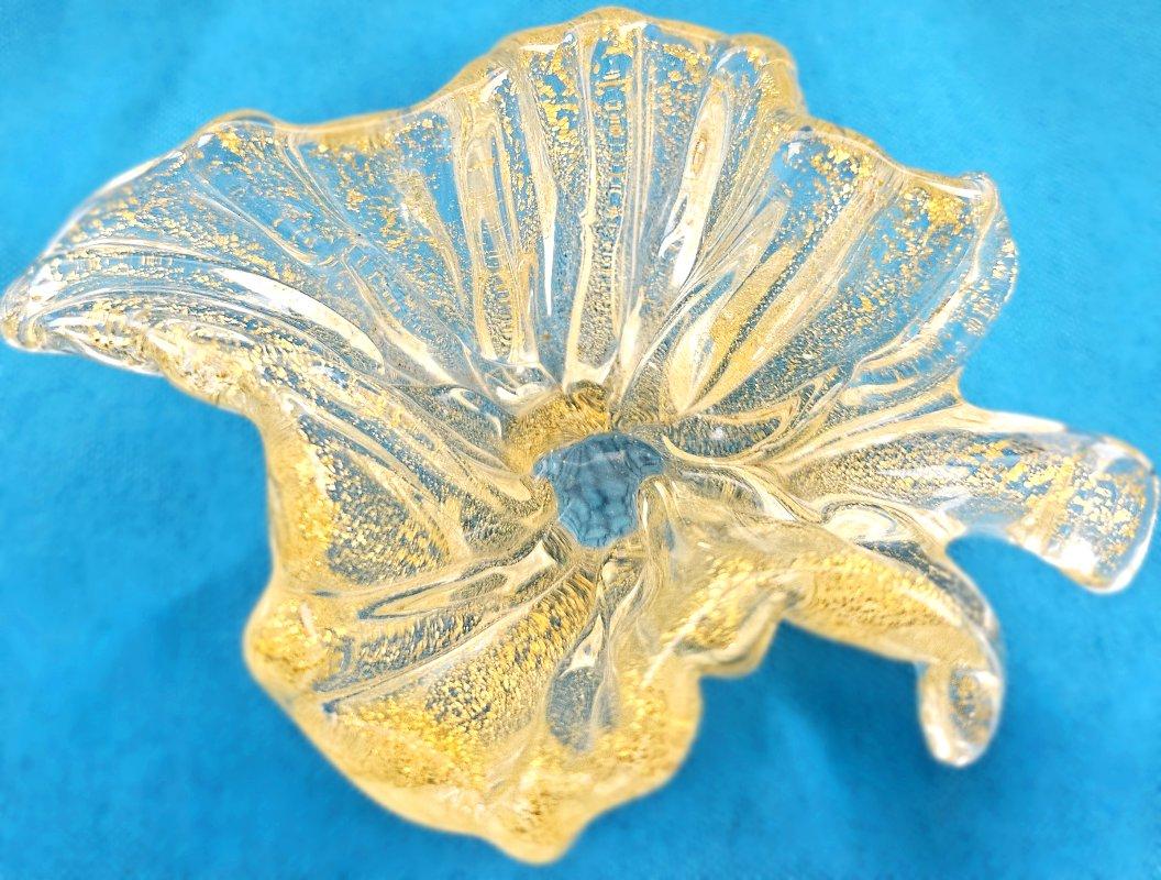 Archimede Seguso Cuenco/Vide Poche de cristal de Murano con generoso pan de oro - OFERTA DE CIERRE
*****AVISO: NUESTRA TIENDA 1ST DIBS CIERRA A FINALES DE MAYO*****
(Se supone Seguso basándose en la documentación de otros descrita más adelante). 
