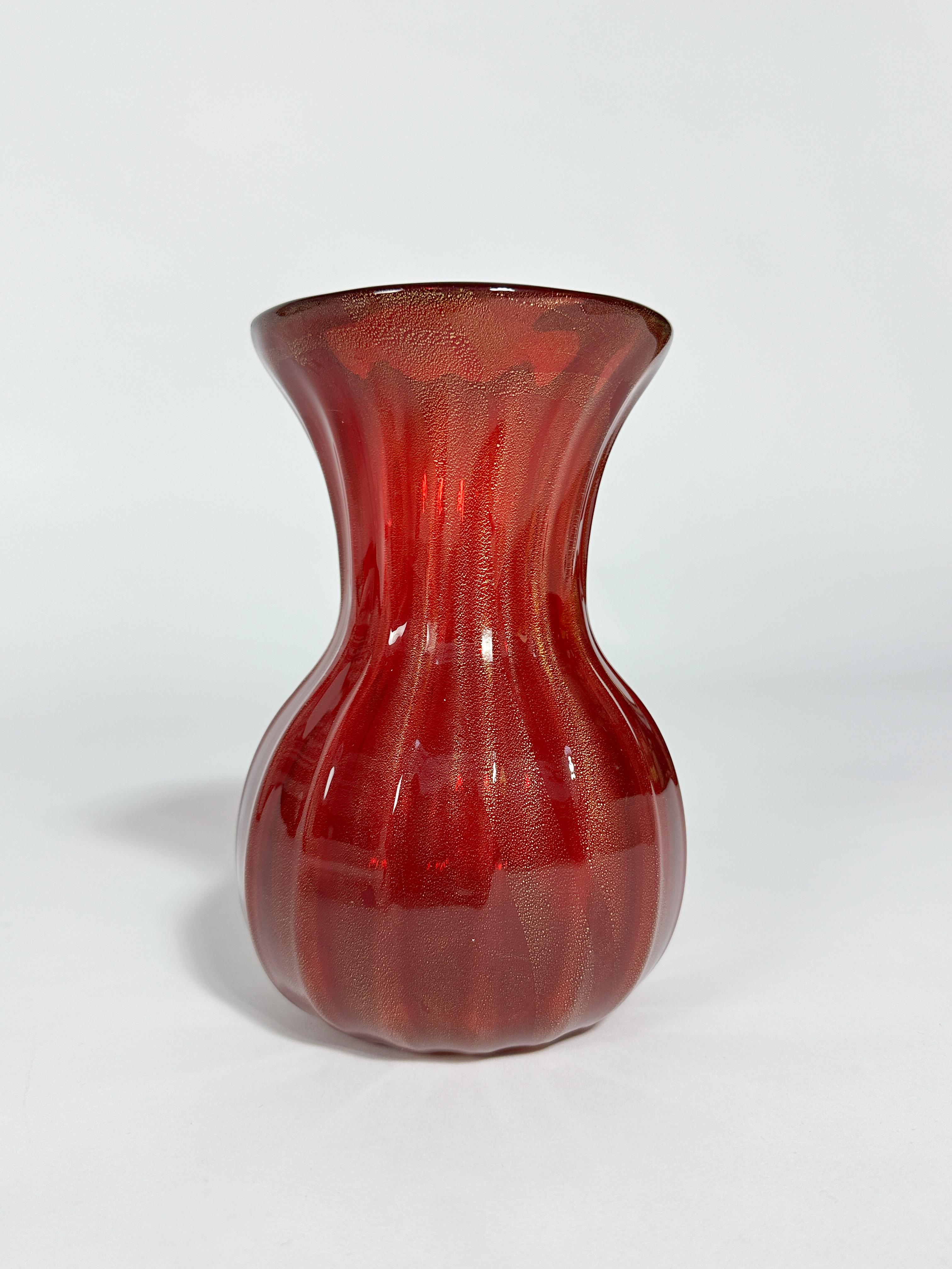 Vaso di Archimede Seguso in vetro di Murano rosso vivo con inclusioni di foglia d'oro, soffiato a bocca e modellato a mano a Venezia tra la fine degli anni Cinquanta e l'inizio degli anni Sessanta. 

Altezza: 20.5 cm
Diametro: 13 cm

Ottime