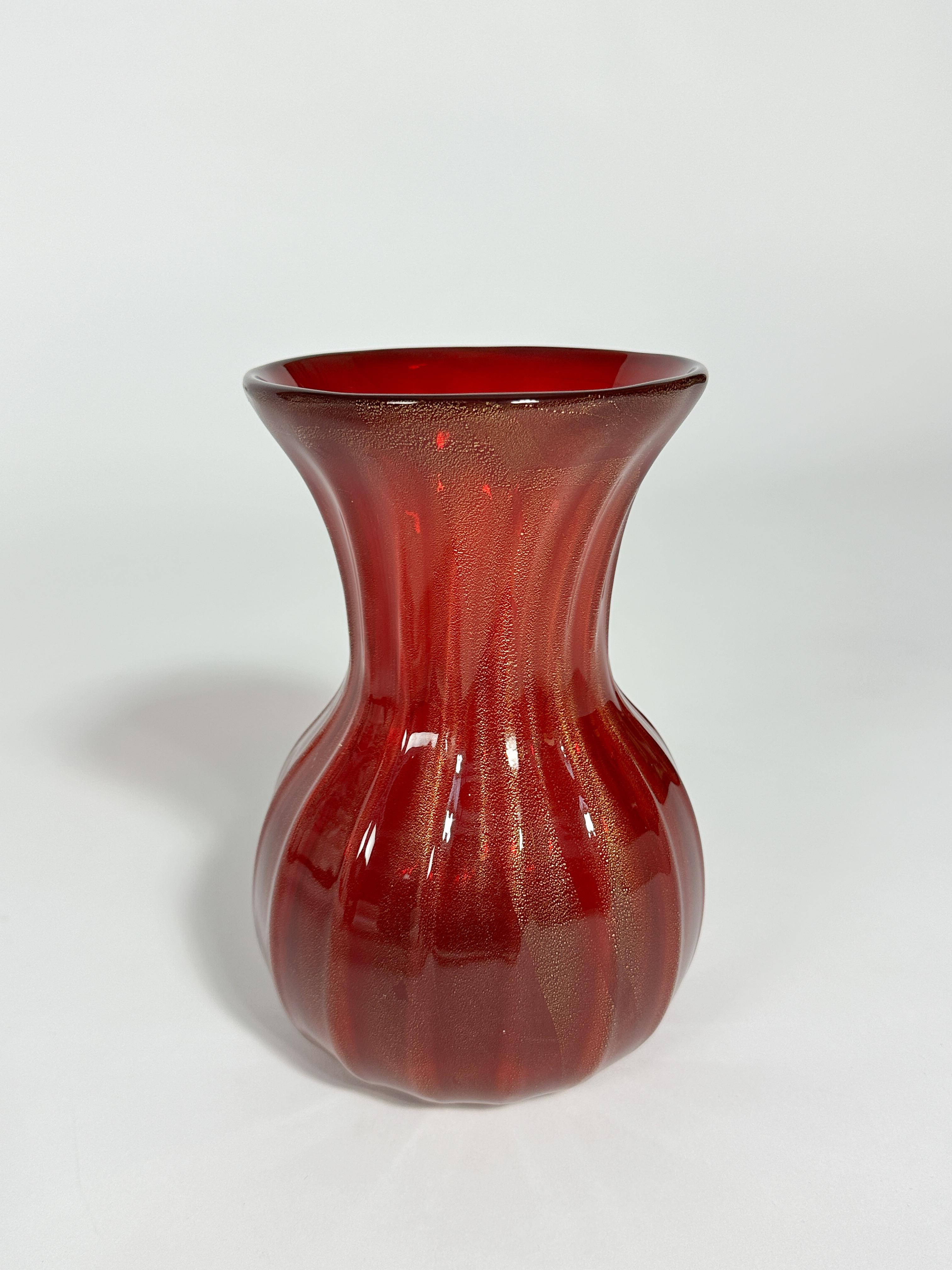 Mid-Century moderno Vaso in vetro di Murano Archimede Seguso Rosso Foglia d'Oro Veneziano 1950s in vendita