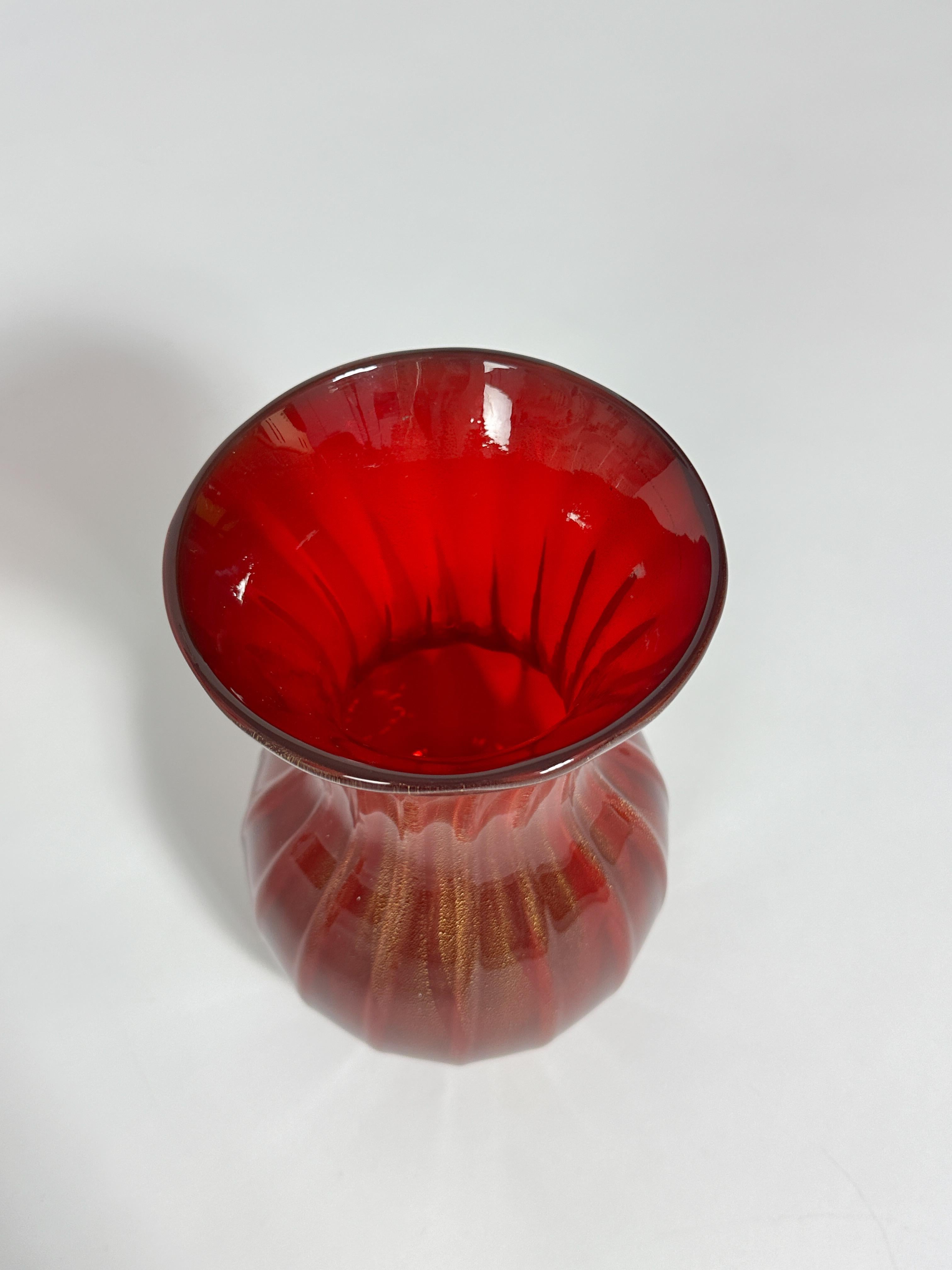 Vaso in vetro di Murano Archimede Seguso Rosso Foglia d'Oro Veneziano 1950s In condizioni buone in vendita a Basel, BS