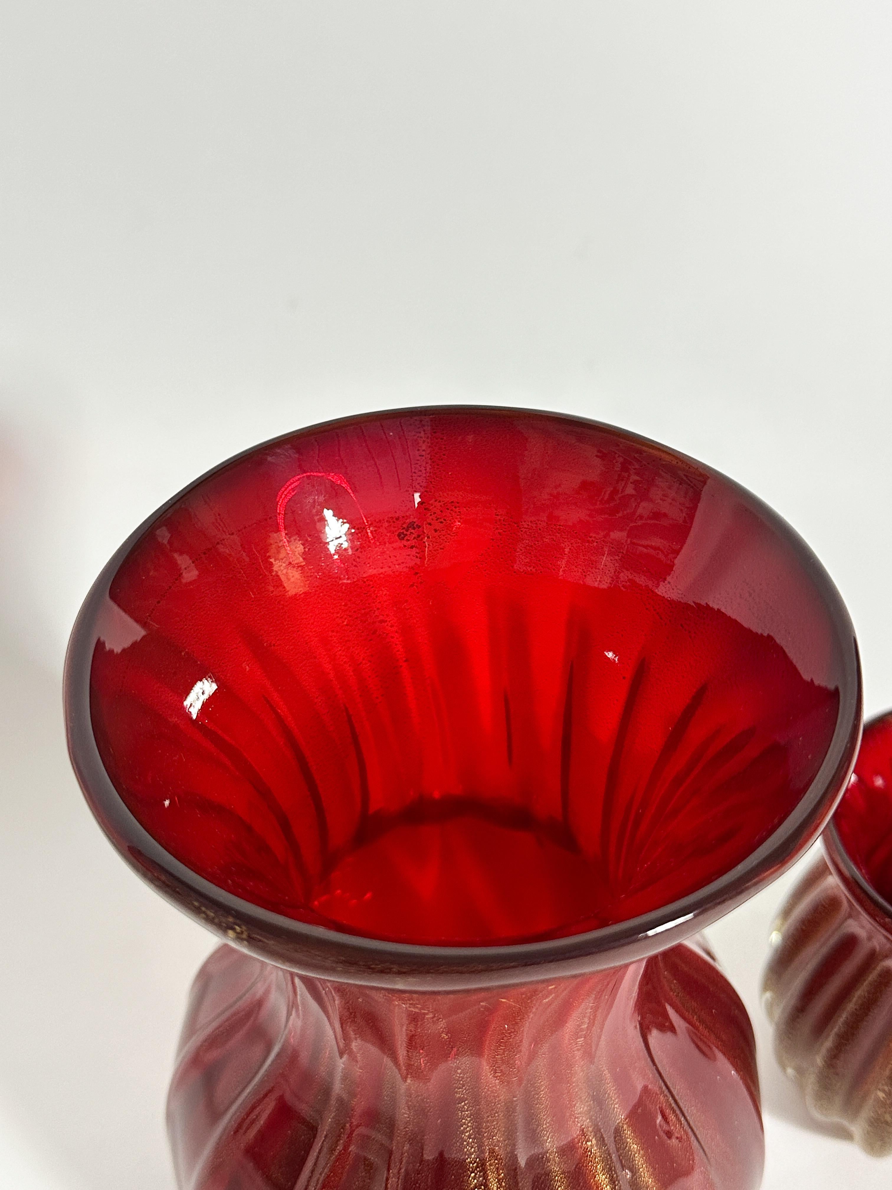 Metà XX secolo Vaso in vetro di Murano Archimede Seguso Rosso Foglia d'Oro Veneziano 1950s in vendita