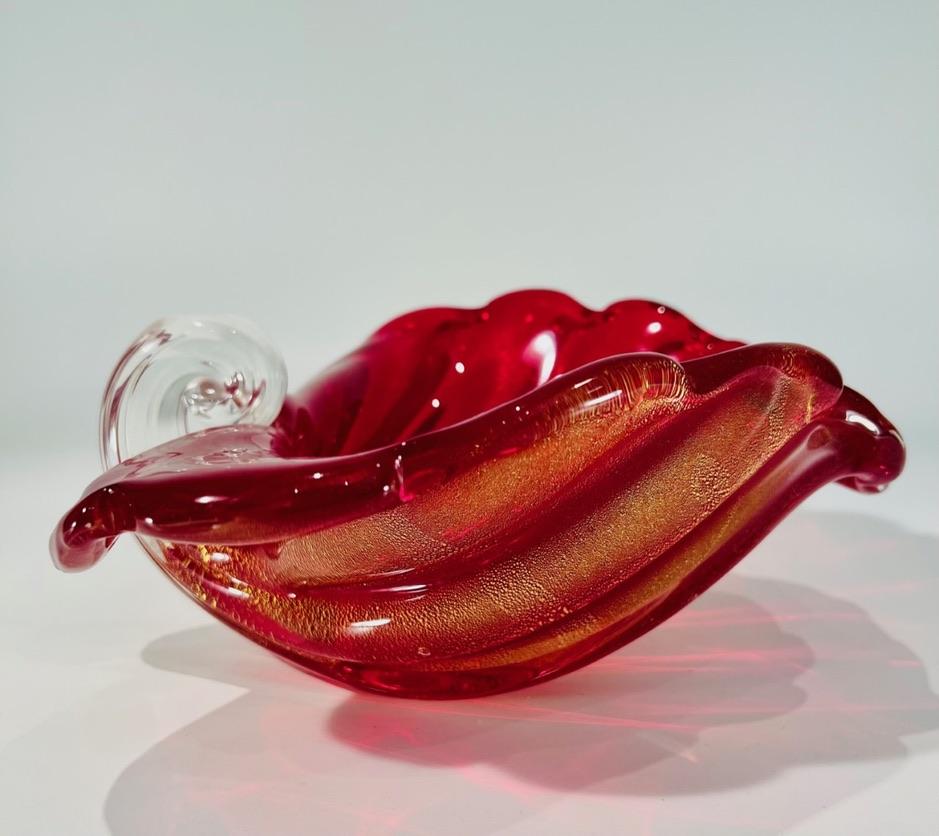 Incredible center piece in Murano glass by Archimede Seguso rubi with gold costolato cornucopia circa 1950