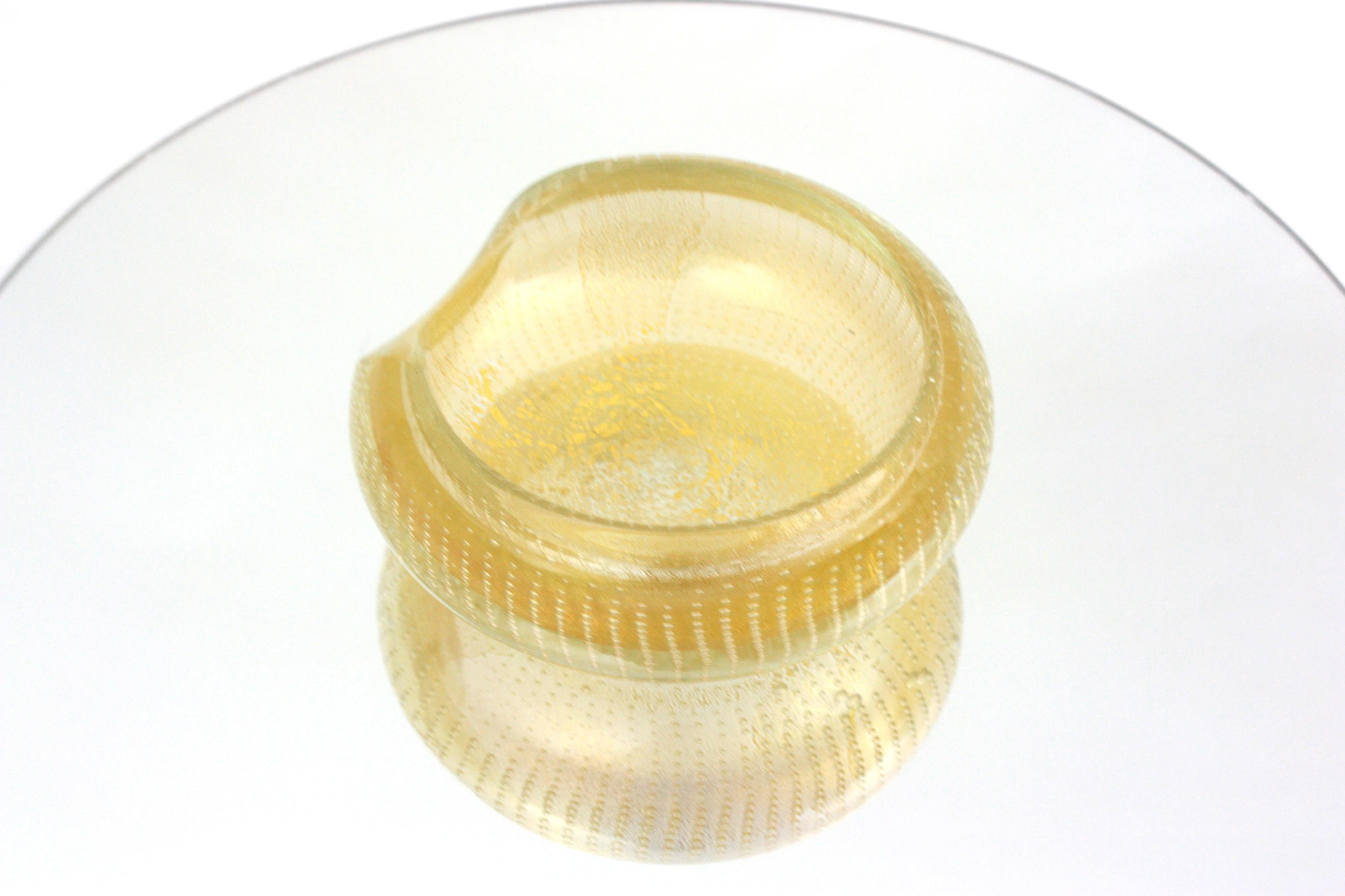 Hand-Crafted Archimede Seguso Murano Gold Dust Art Glass Bowl with Controlled Bubbles For Sale