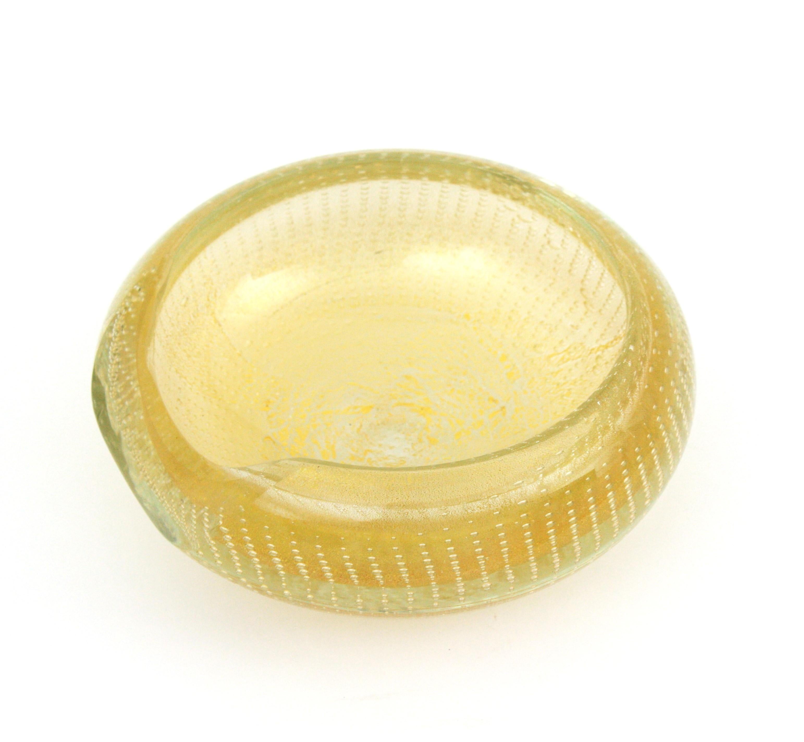 Archimede Seguso Murano Gold Dust Art Glass Bowl with Controlled Bubbles In Good Condition For Sale In Barcelona, ES