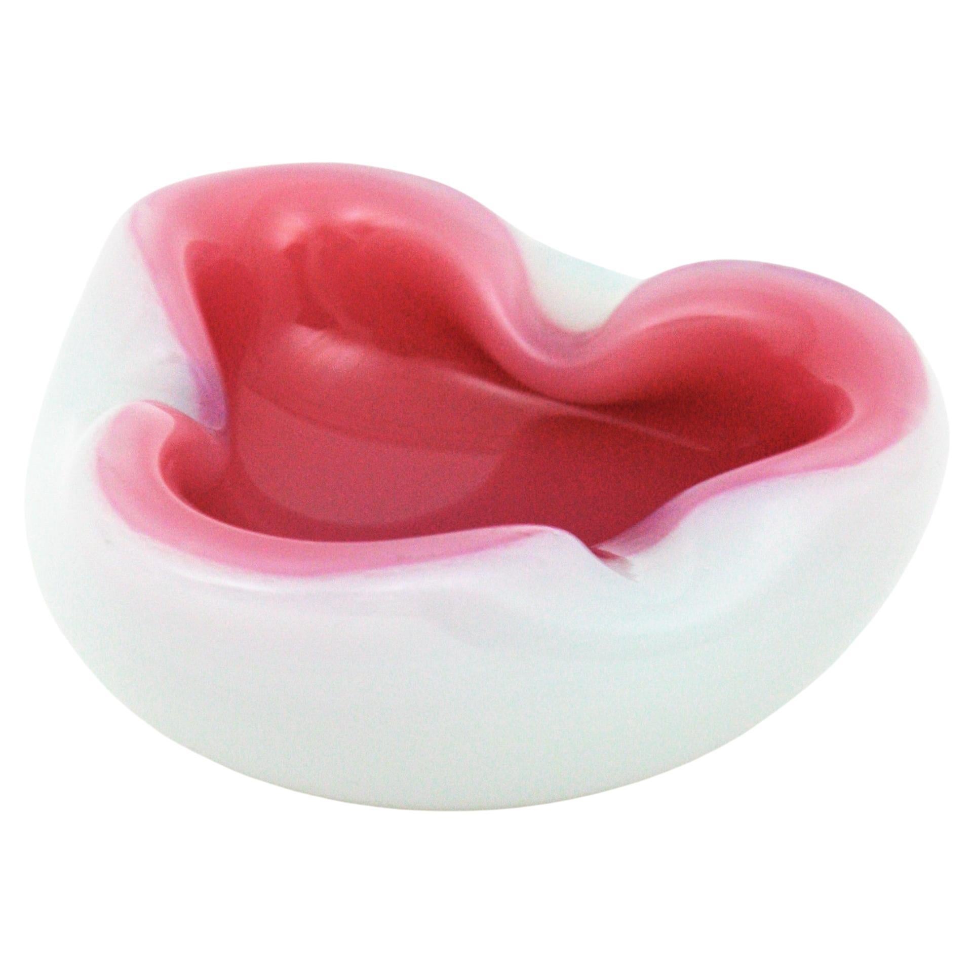 Funny hand blown Murano pink and opalescent white glass triangle bowl with folded rim. Attributed to Archimede Seguso, Italy, 1950s.
Pink glass over opaline white glass in the Alabastro design.
Lovely to be used as rings bowl, decorative bowl or
