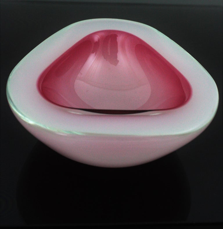 Hand blown Sommerso Murano glass opalescent pink and white large geode bowl. Attributed to Archimede Seguso, Italy, 1950s.
Alabastro pink opal white glass cased into clear glass using the Sommerso technique.
Lovely to be used as jewelry bowl,