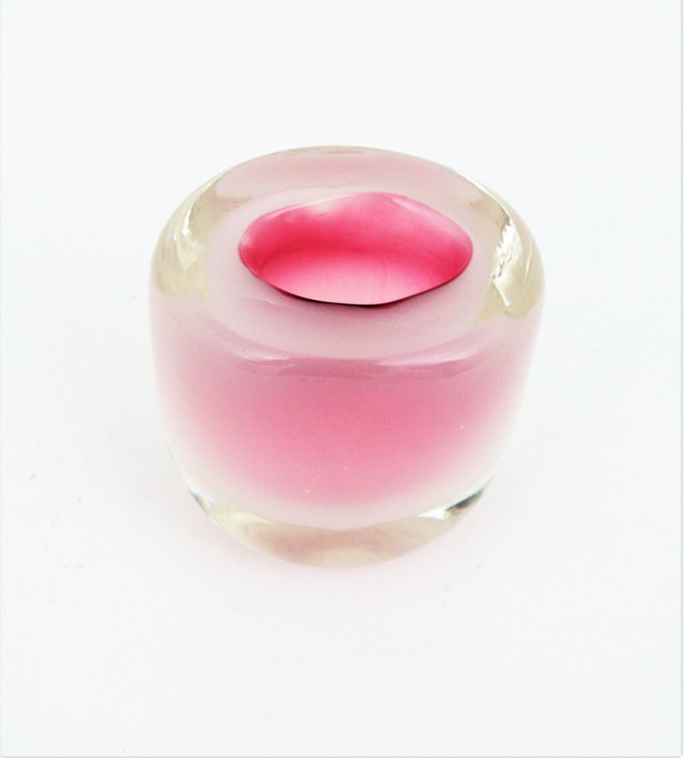 Mini sized Sommerso pink alabastro hand blown Murano glass geode bowl / vase by Archimede Seguso ( 1909-1999), Italy, 1950s.
Sublime Sommerso alabastro work in Pink, white and clear glass and geode shape. Unusual small size.
Place it with other