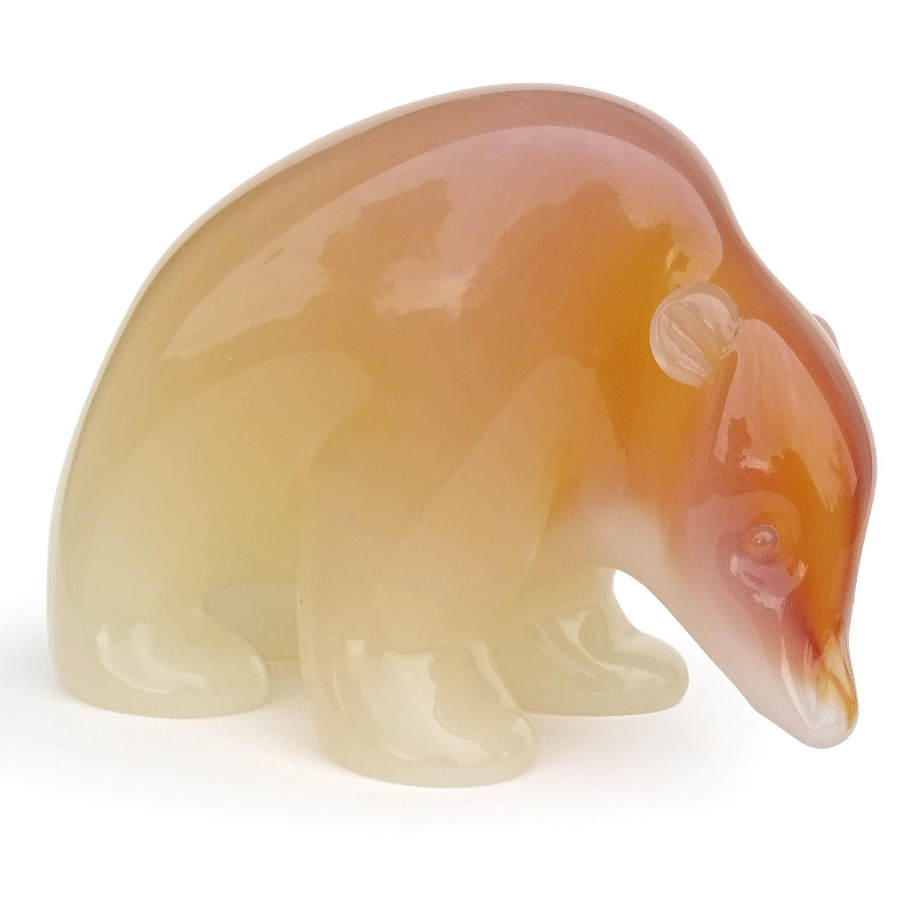 Magnifique et grande sculpture / figure d'ours en verre d'art italien Murano soufflé à la main, orange et blanc opalescent. Documenté au designer Archimede Seguso. L'ours est joliment sculpté avec des traits très réalistes, notamment des petits yeux