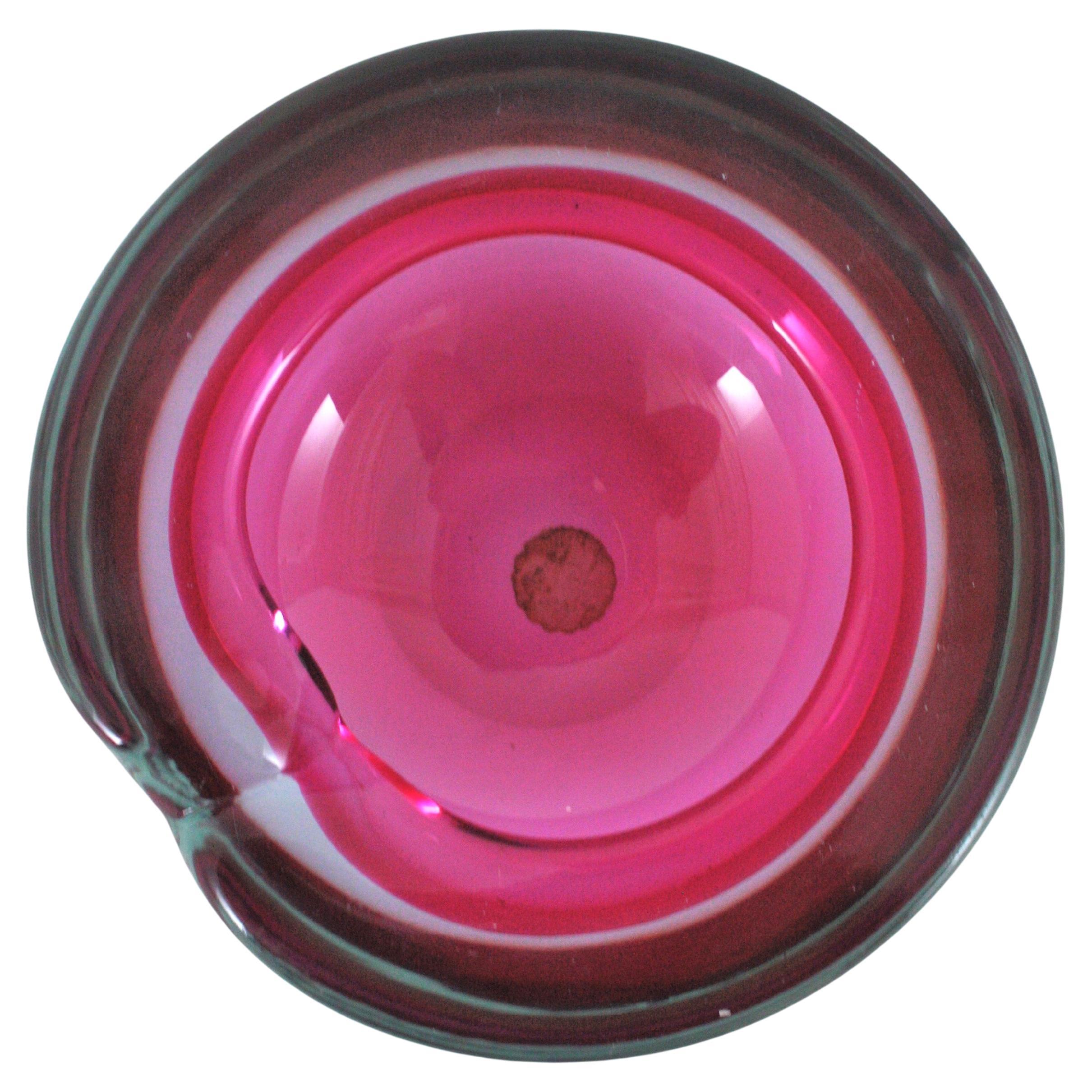 Hand blown Murano glass Sommerso bowl / ashtray in pink color. Manufactured by Archimede Seguso for Seguso Factory, Italy, 1960s.
Eye-catching pink fuchsia color.
A highly decorative geode round bowl lovely to be used as rings bowl, jewelry bowl,