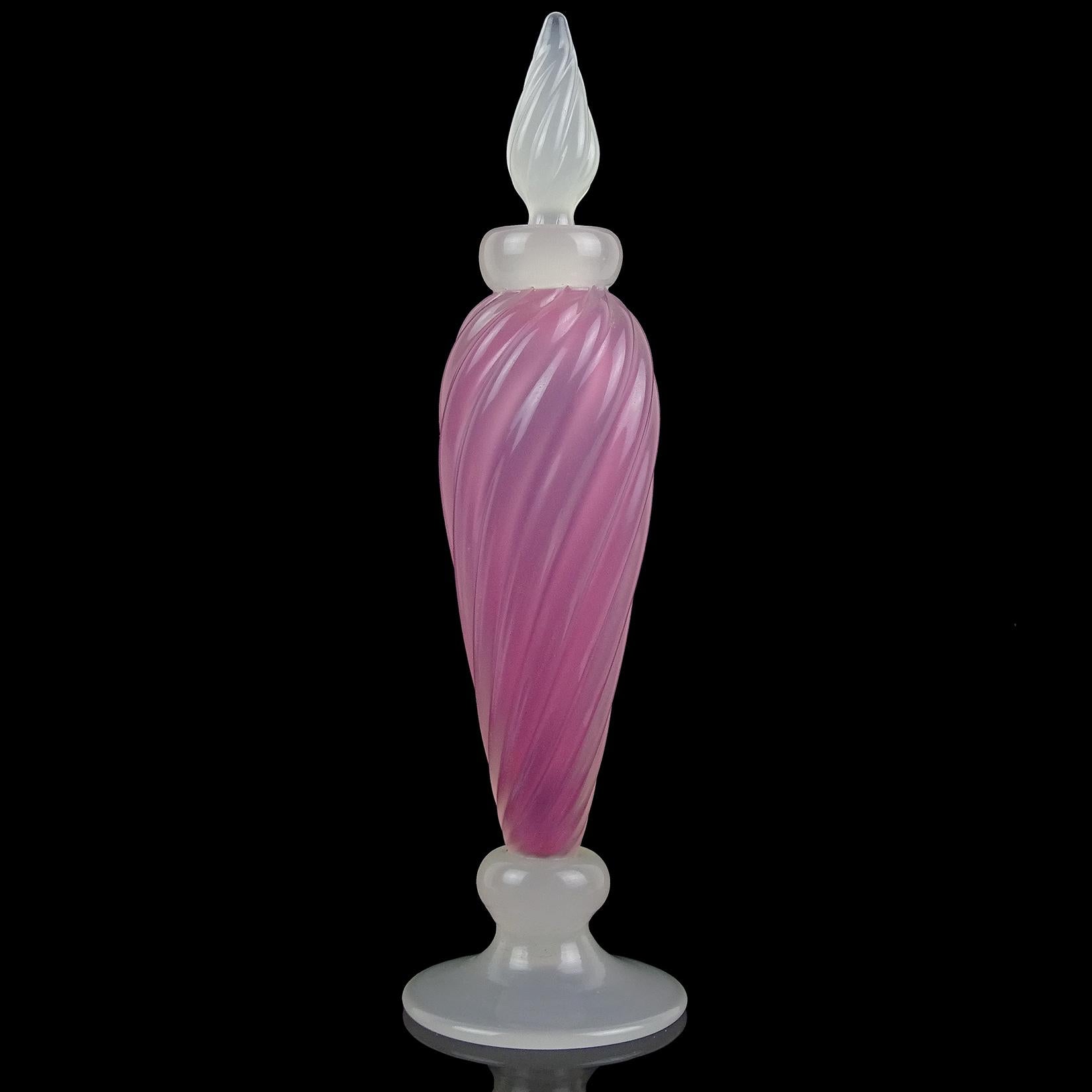 Magnifique flacon de parfum en verre d'art italien soufflé à la main de Murano, blanc opalescent et rose. Documenté au designer Archimede Seguso, dans la technique 