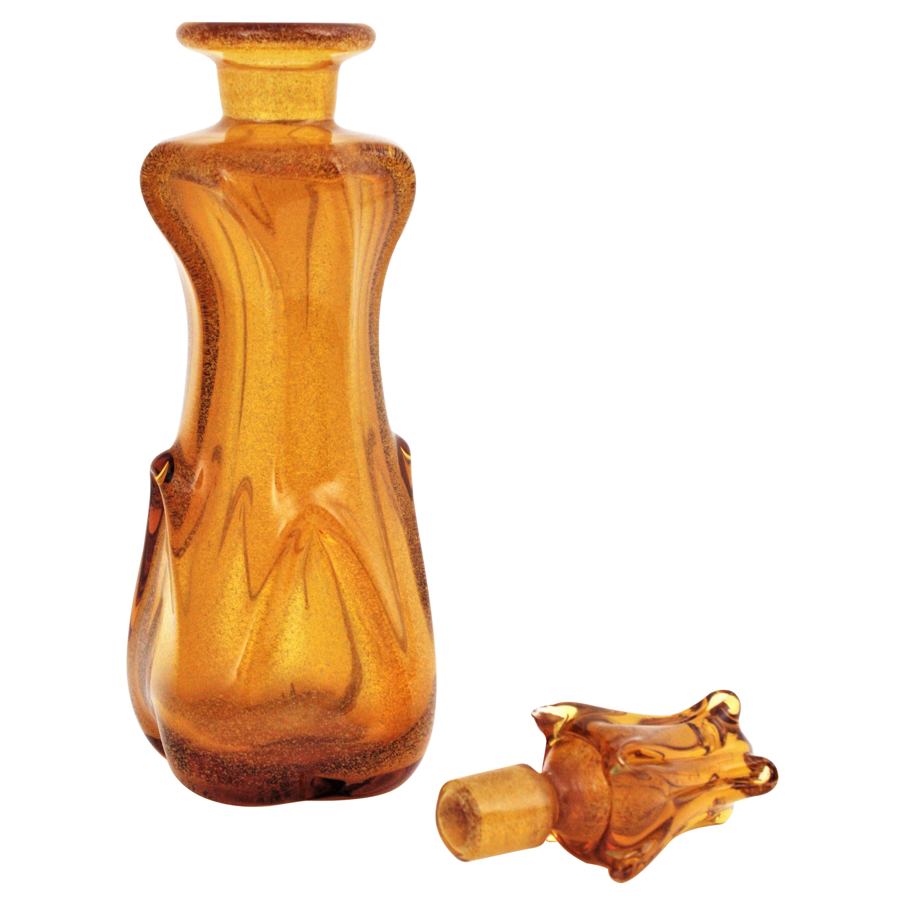 Dekorative Flaschenkaraffe aus bernsteinfarbenem Murano-Glas, Italien, 1930er Jahre.
Skulpturale hohe mundgeblasene Karaffe aus bernsteinfarbenem Murano-Glas Pulegoso. Wird Archimede Seguso zugeschrieben. 
Die 'Pulegoso'-Glasbearbeitungstechnik