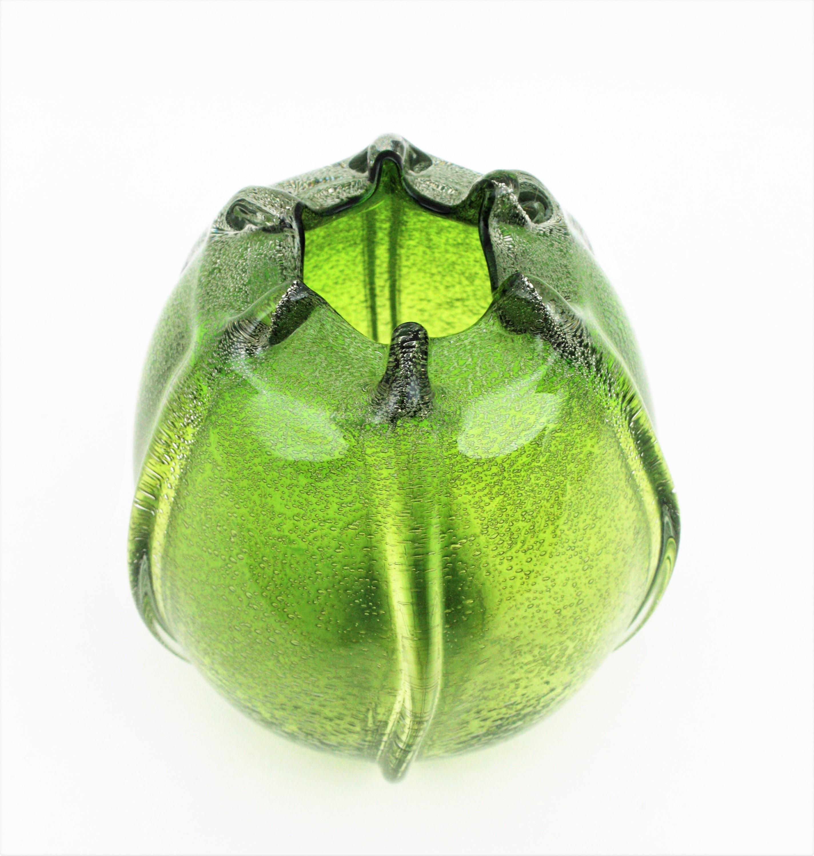Jarrón ovoide Pulegoso de cristal de Murano verde de Archimede Seguso, años 50 en venta 2