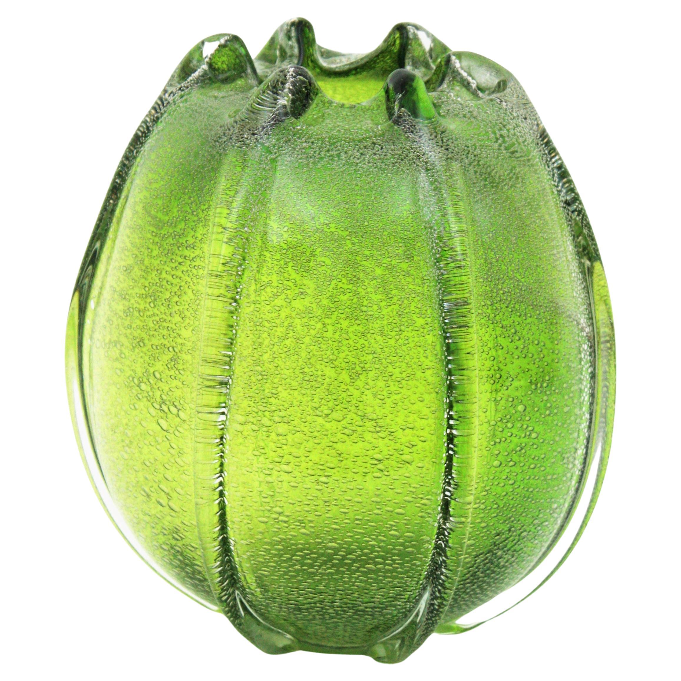 Vase Pulegoso vert en verre soufflé de Murano, Italie, années 1950.
Exquis et sculptural vase Archimede Seguso pulegoso en verre de Murano soufflé à la bouche, de forme ovoïde, avec des nervures en verre sortant de la base et la technique du