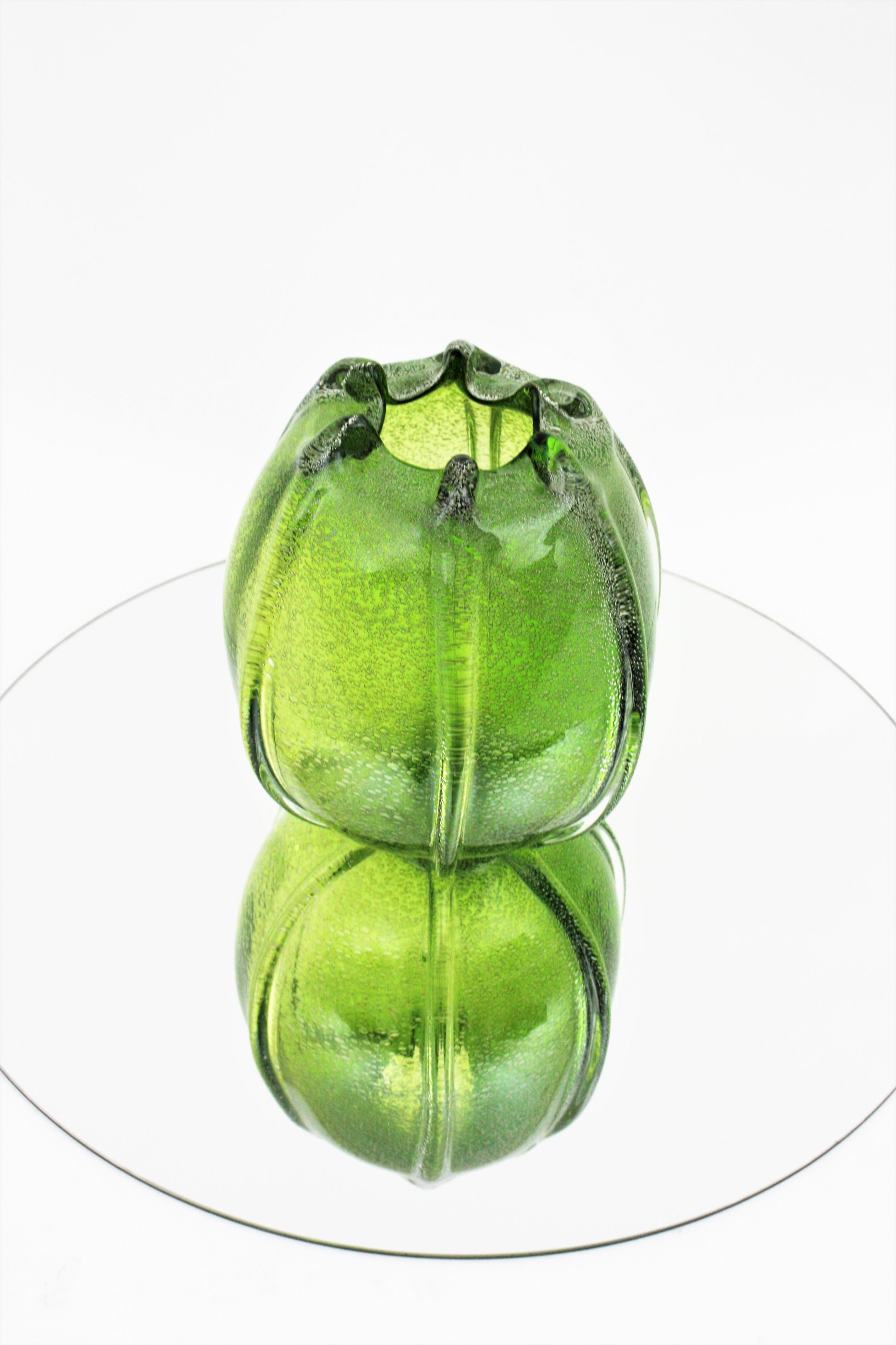 Jarrón ovoide Pulegoso de cristal de Murano verde de Archimede Seguso, años 50 Moderno de mediados de siglo en venta