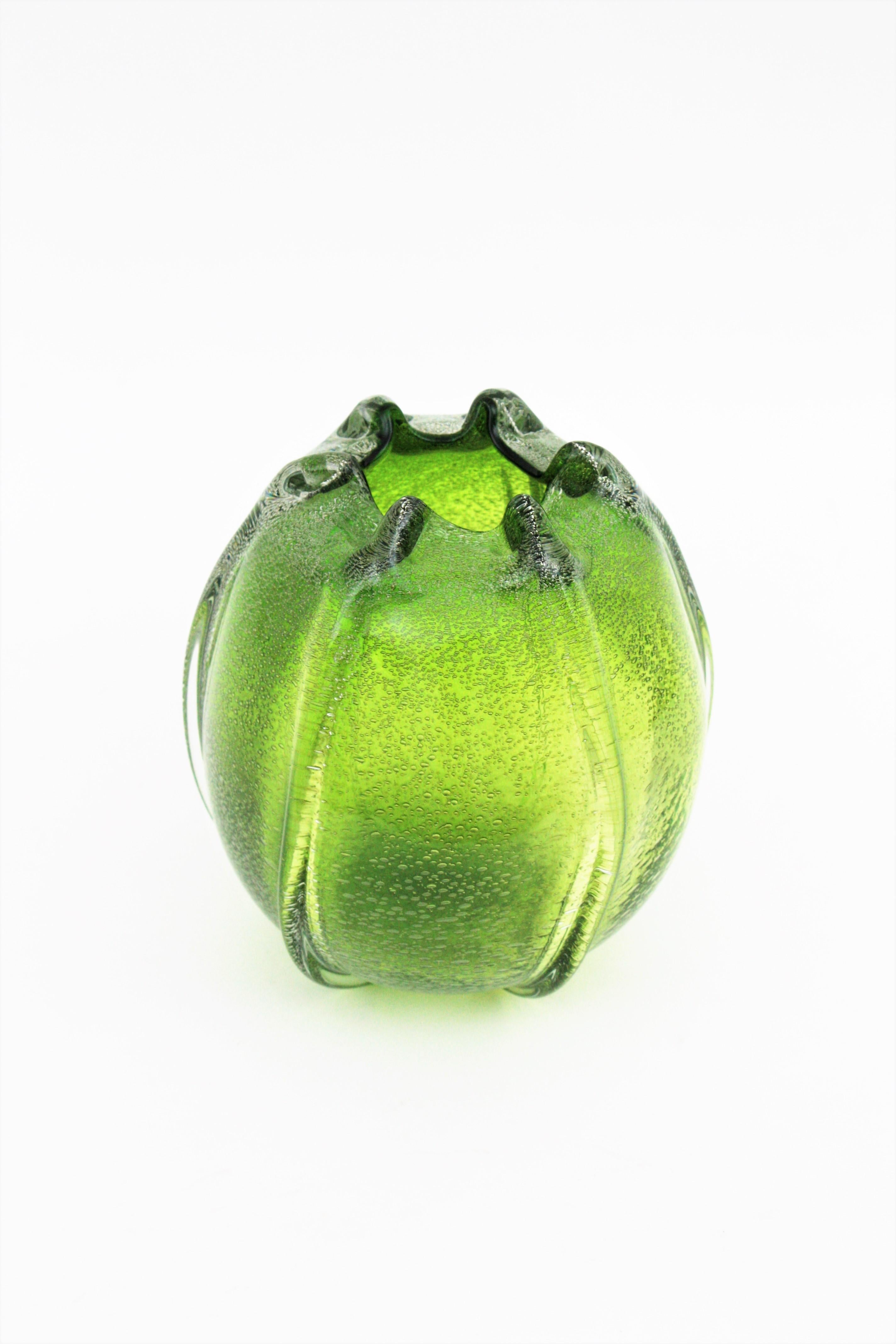 Jarrón ovoide Pulegoso de cristal de Murano verde de Archimede Seguso, años 50 Hecho a mano en venta