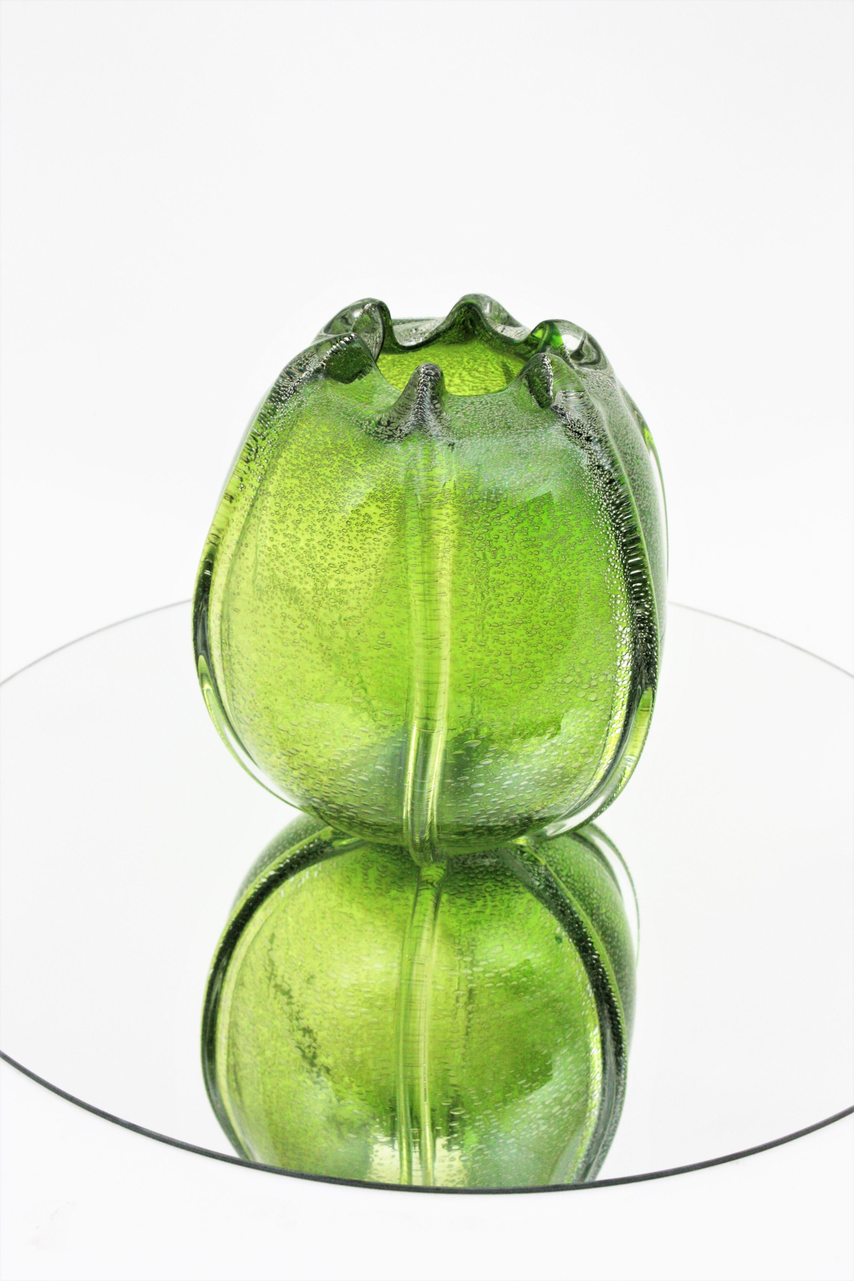 Jarrón ovoide Pulegoso de cristal de Murano verde de Archimede Seguso, años 50 Vidrio en venta