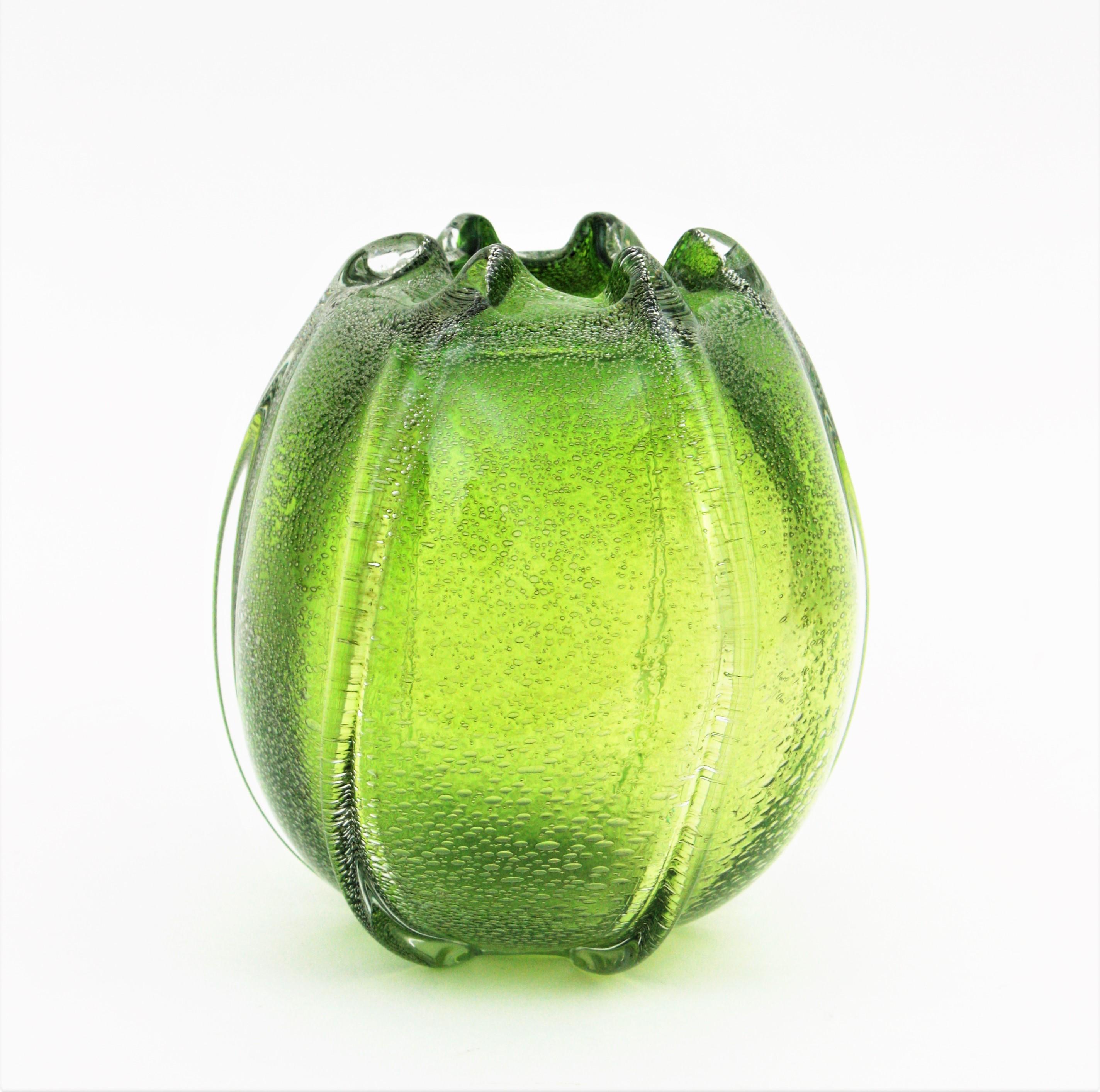 Jarrón ovoide Pulegoso de cristal de Murano verde de Archimede Seguso, años 50 en venta 1