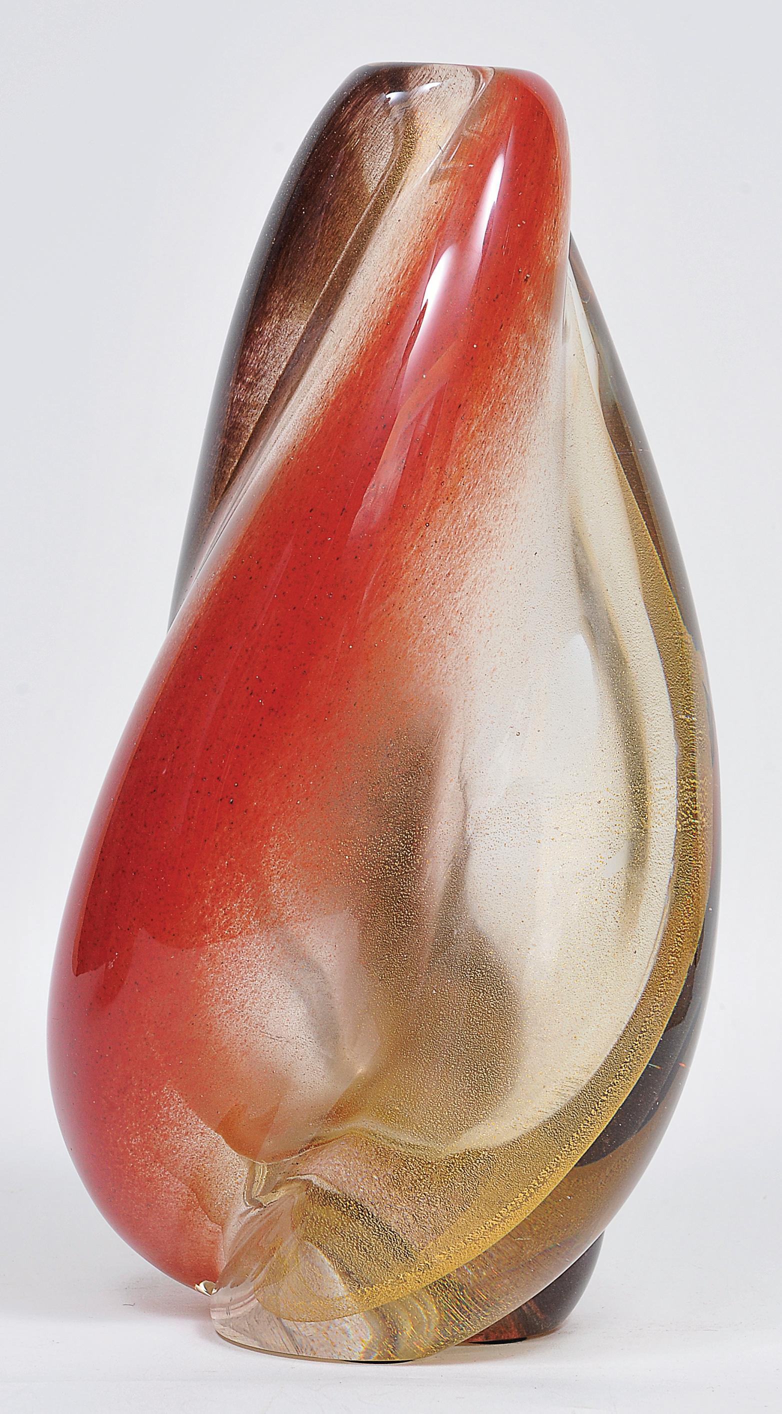 Large vase in artistic Murano glass with twisted body in red and brown glass and gold Sfumato Oro. Museum Quality.