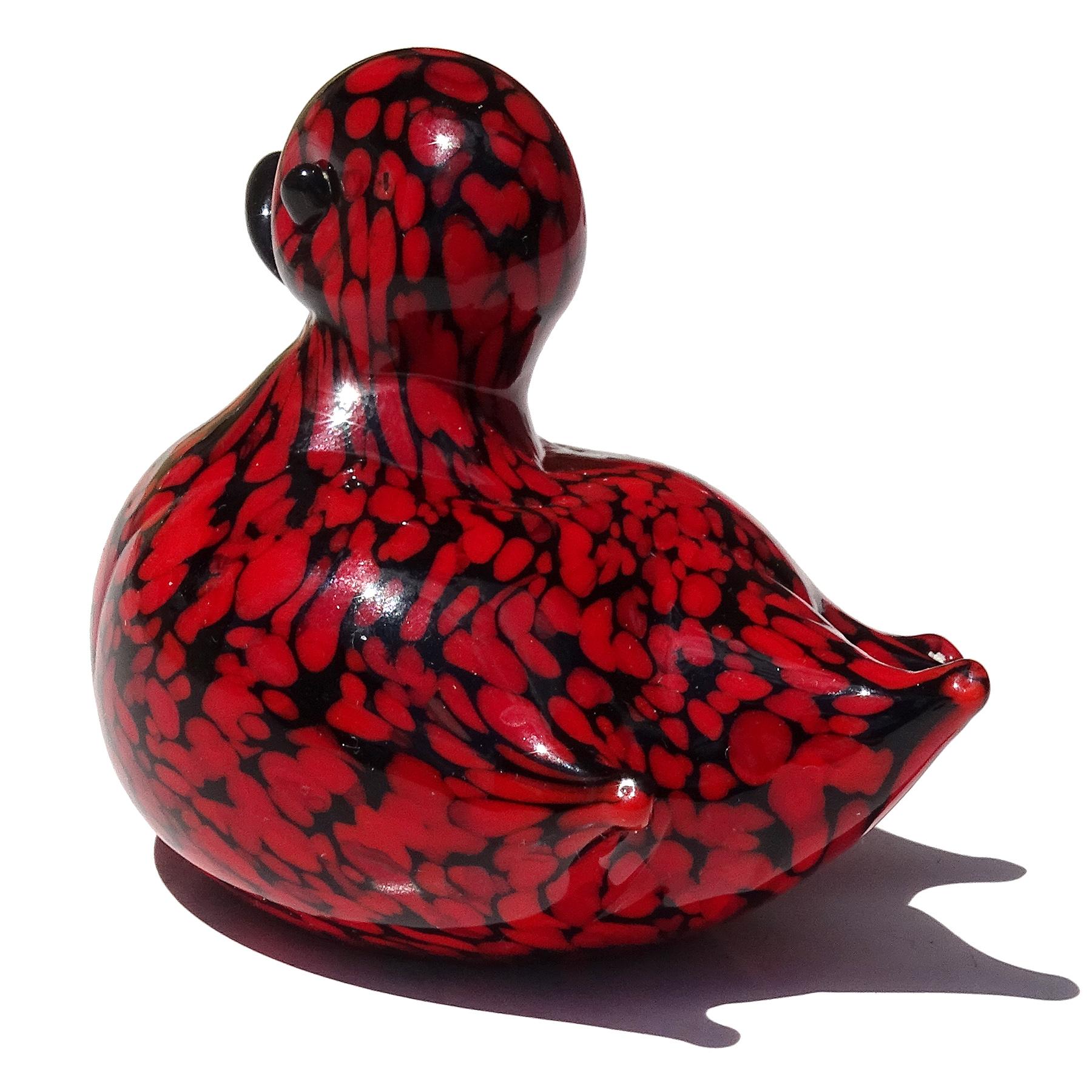 Archimede Seguso Murano Red Black Italian Art Glass Baby Bird Figurine Sculpture In Good Condition For Sale In Kissimmee, FL