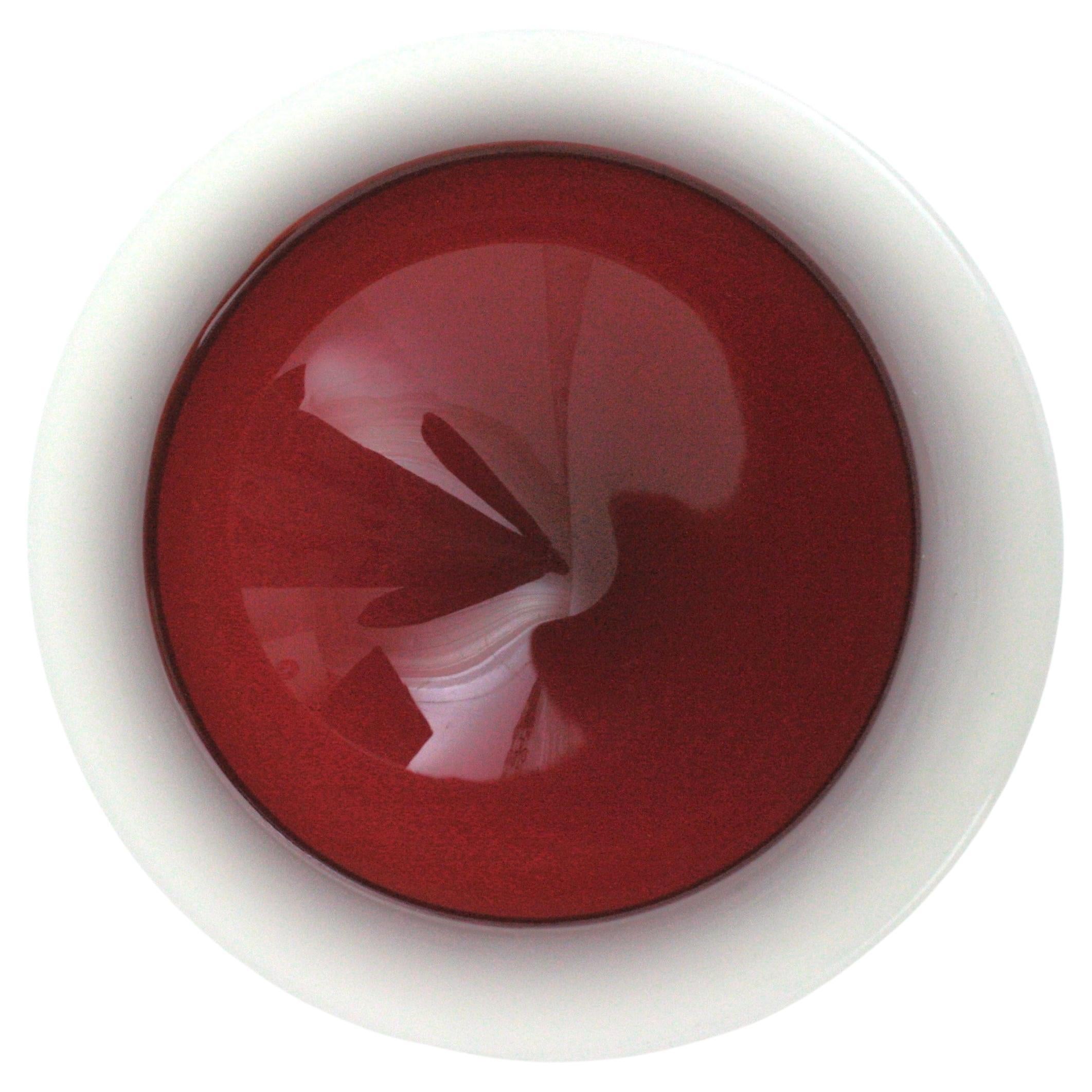 Auffällige runde Geodenschale aus mundgeblasenem Sommerso Murano Glas in Rot und Weiß. Archimede Seguso, Italien, 1950er Jahre.
Alabastro Weißglas mit  rotes Glas im Mittelteil und Sommerso-Technik.
Lebendige Farbe.
Perfekt als Geschenkidee und