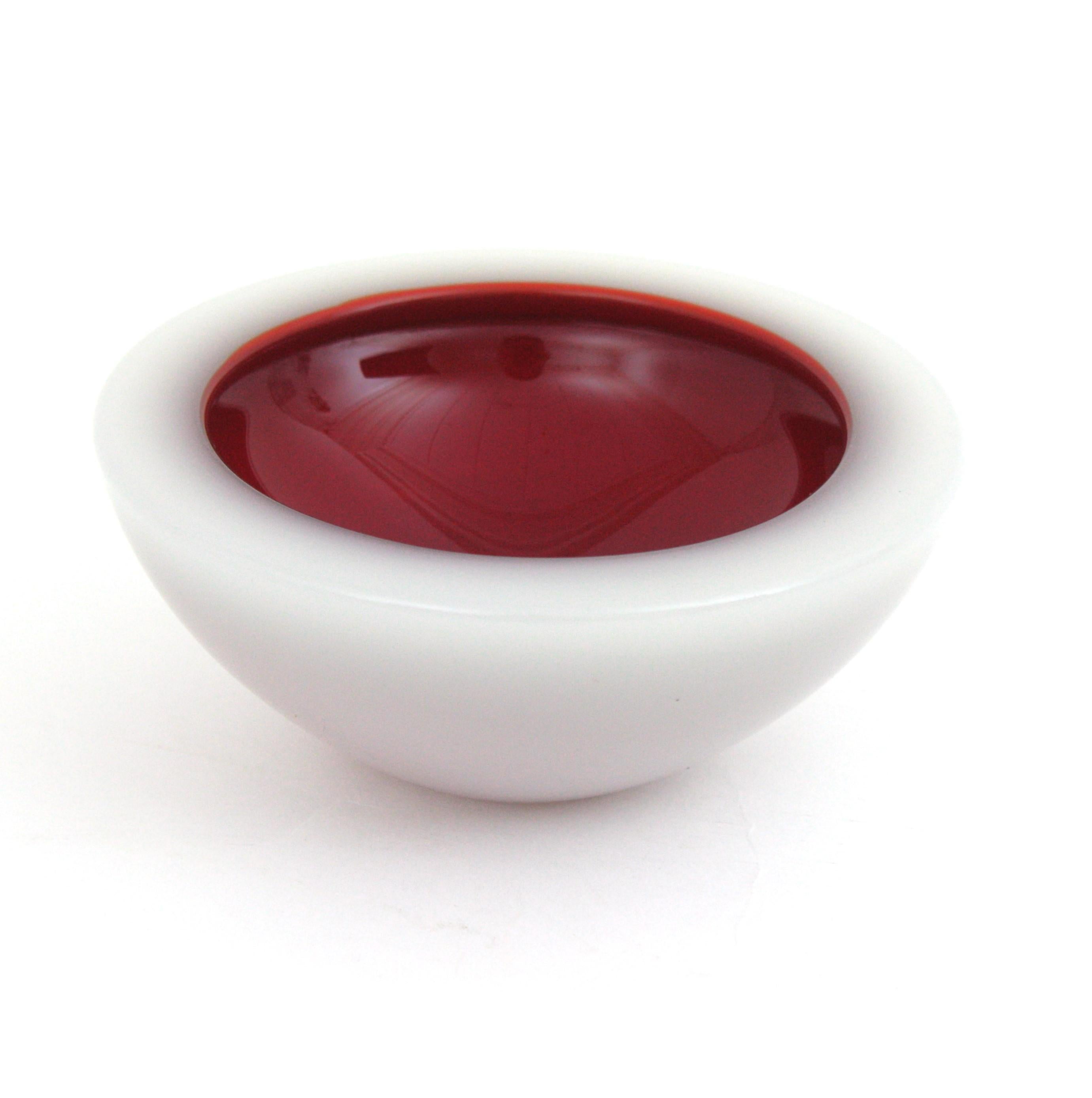 Archimede Seguso Murano Red White Alabastro Round Geode Art Glass Bowl In Excellent Condition For Sale In Barcelona, ES