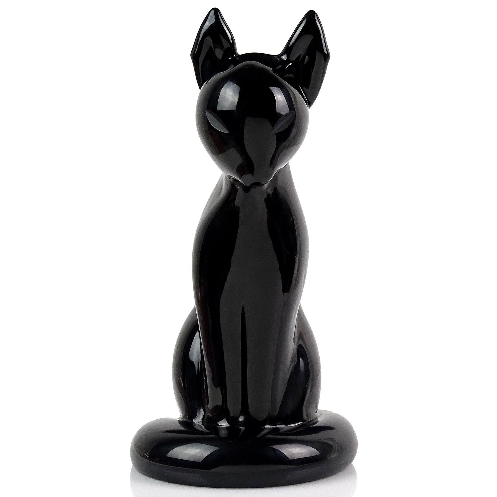 Gorgeous vintage Murano hand blown jet black Italian art glass kitty cat sculpture / figurine. Fully signed underneath, Archimede Seguso Murano, circa 1960-1970. Striking decorative piece, with an elegant shape. Almost Egyptian style with the