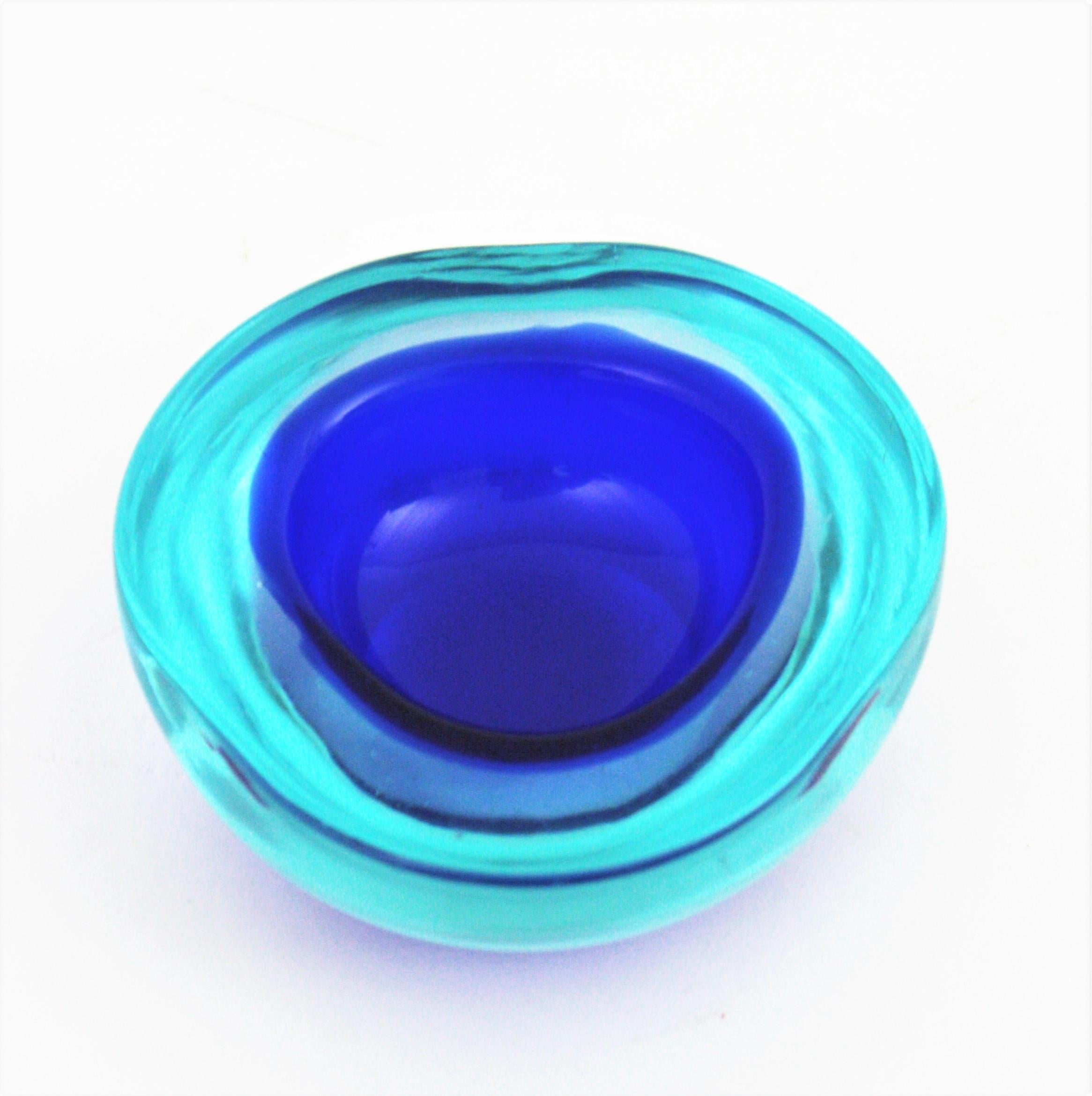 
Hand blown Murano glass Sommerso triangle geode bowl in dark blue and turquoise blue glass . Italy, 1960s.
A darker blue in the central part contrasting with the edge in turquoise blue using the 