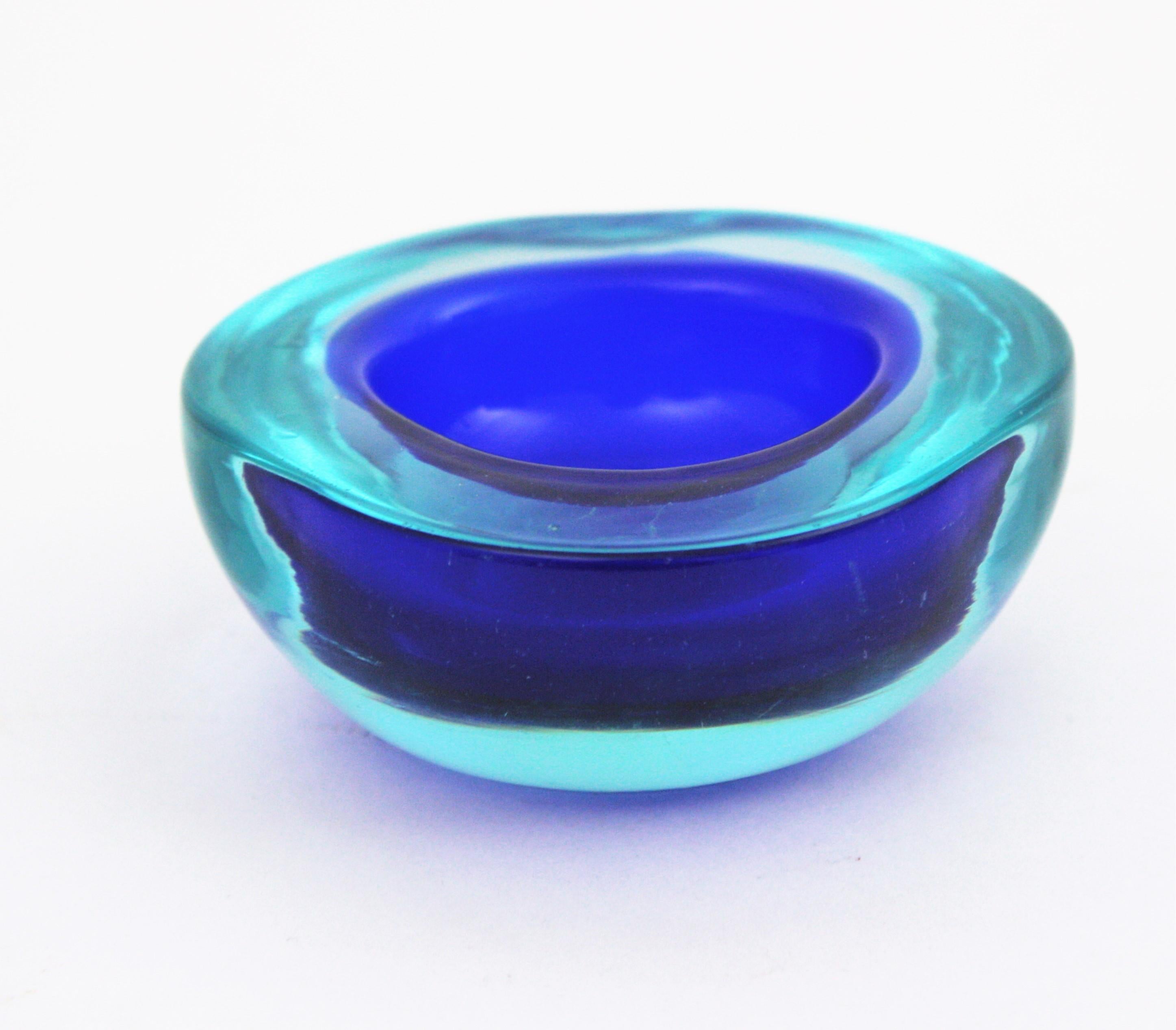 Archimede Seguso Murano Small Sommerso Blue Glass Geode Bowl, 1960s In Good Condition For Sale In Barcelona, ES