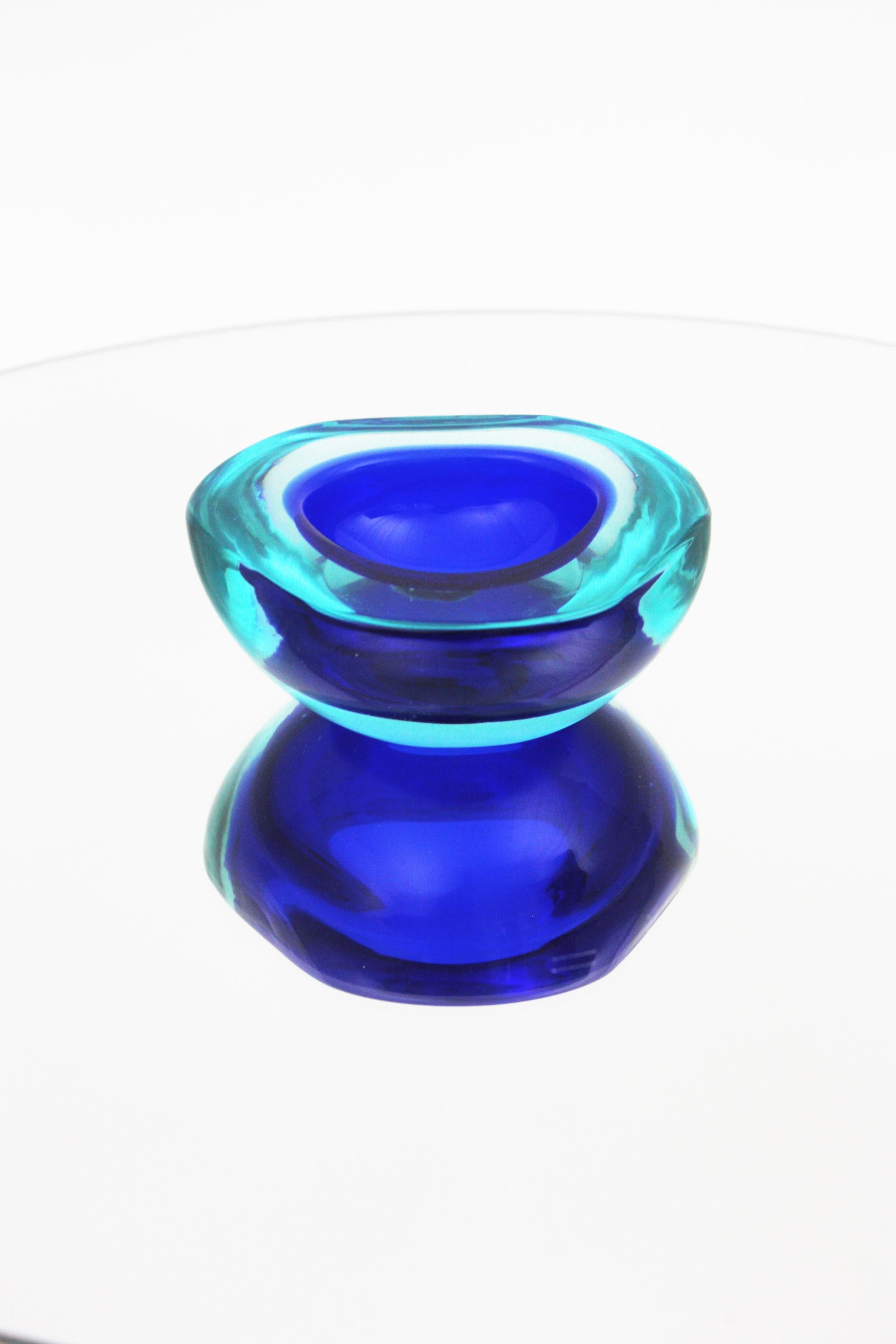 Ciotola in vetro di Murano Glass Sommerso soffiato a mano con geode triangolare in vetro blu scuro e blu turchese. Italia, anni '60.
Un blu più scuro nella parte centrale che contrasta con il bordo in blu turchese con la tecnica del sommerso