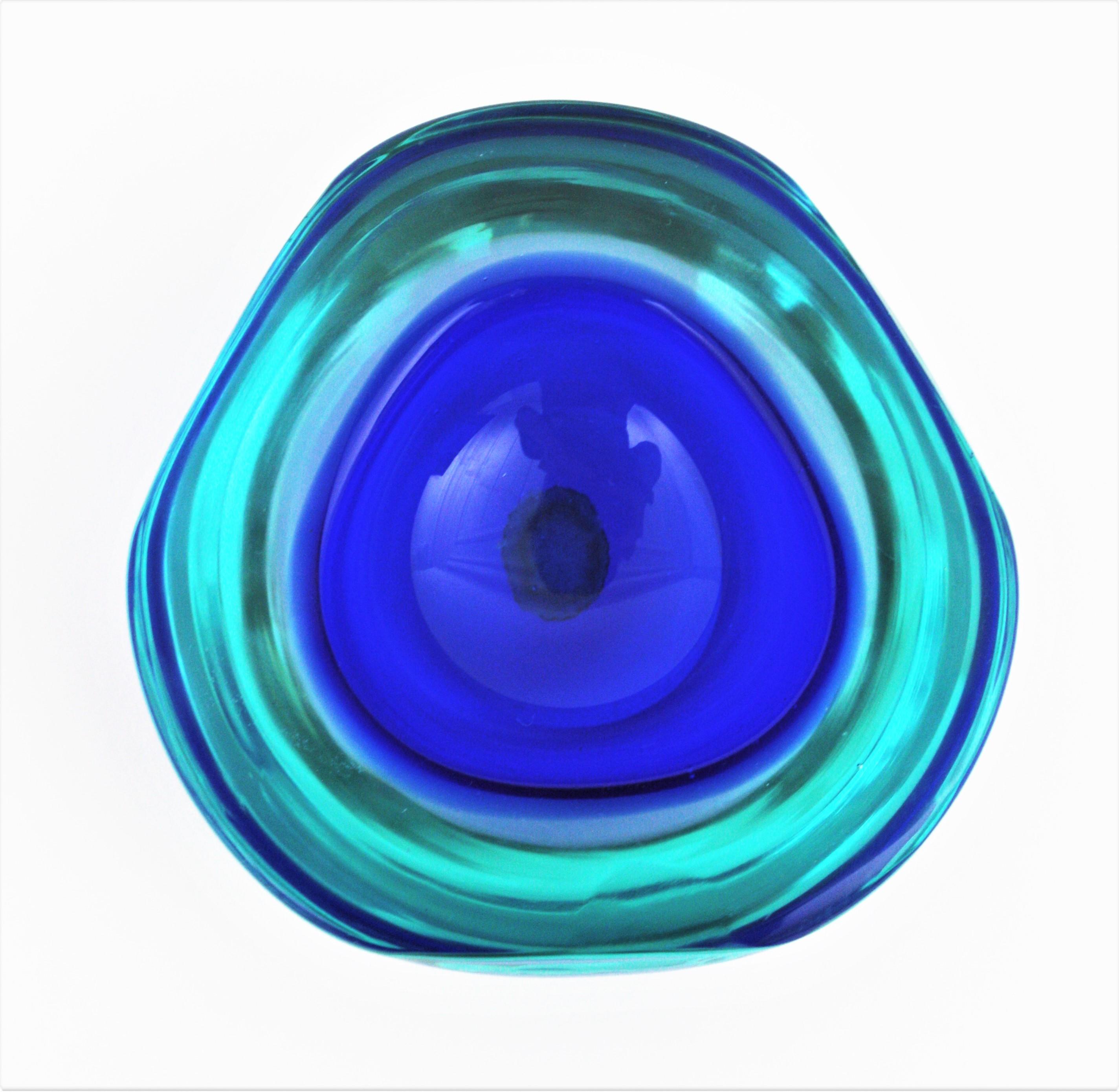 Italiano Ciotola a geode in vetro trasparente blu di Murano Seguso, Italia, anni '60 in vendita