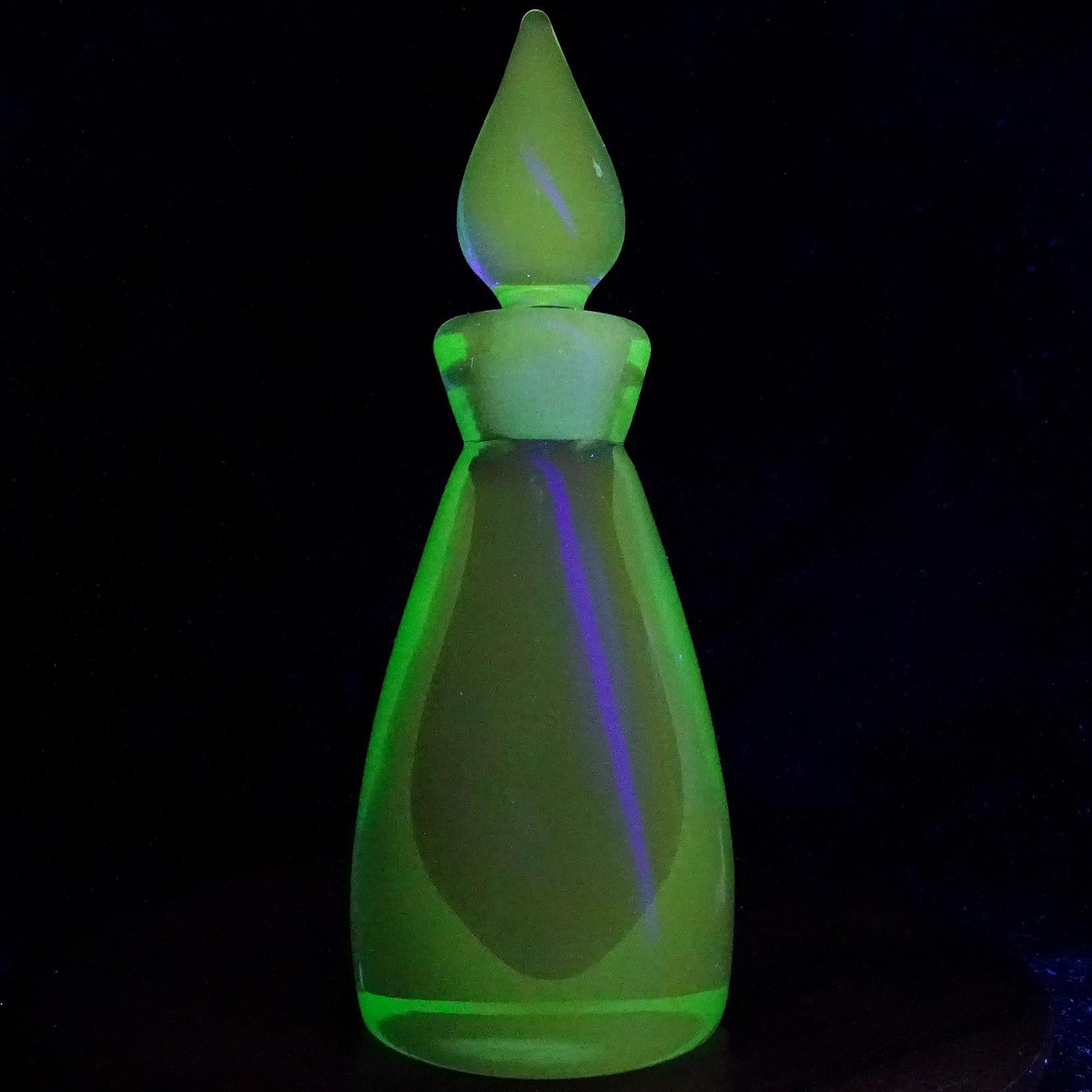 Beautiful vintage Murano hand blown Sommerso green over cobalt blue Italian art glass perfume bottle. Documented to designer Archimede Seguso, with original 