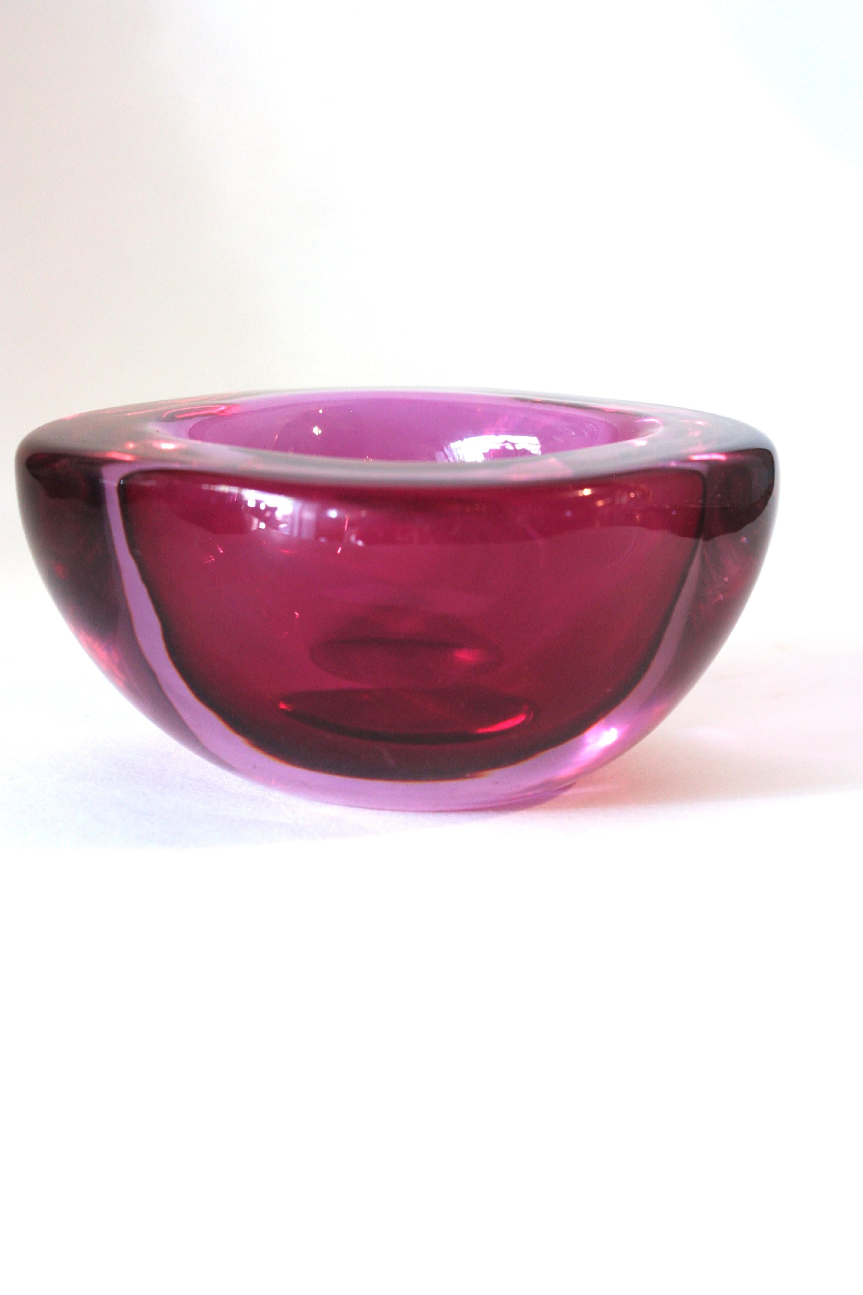 Archimede Seguso Murano Sommerso, bol carré en verre géométrique rose pourpre en vente 2