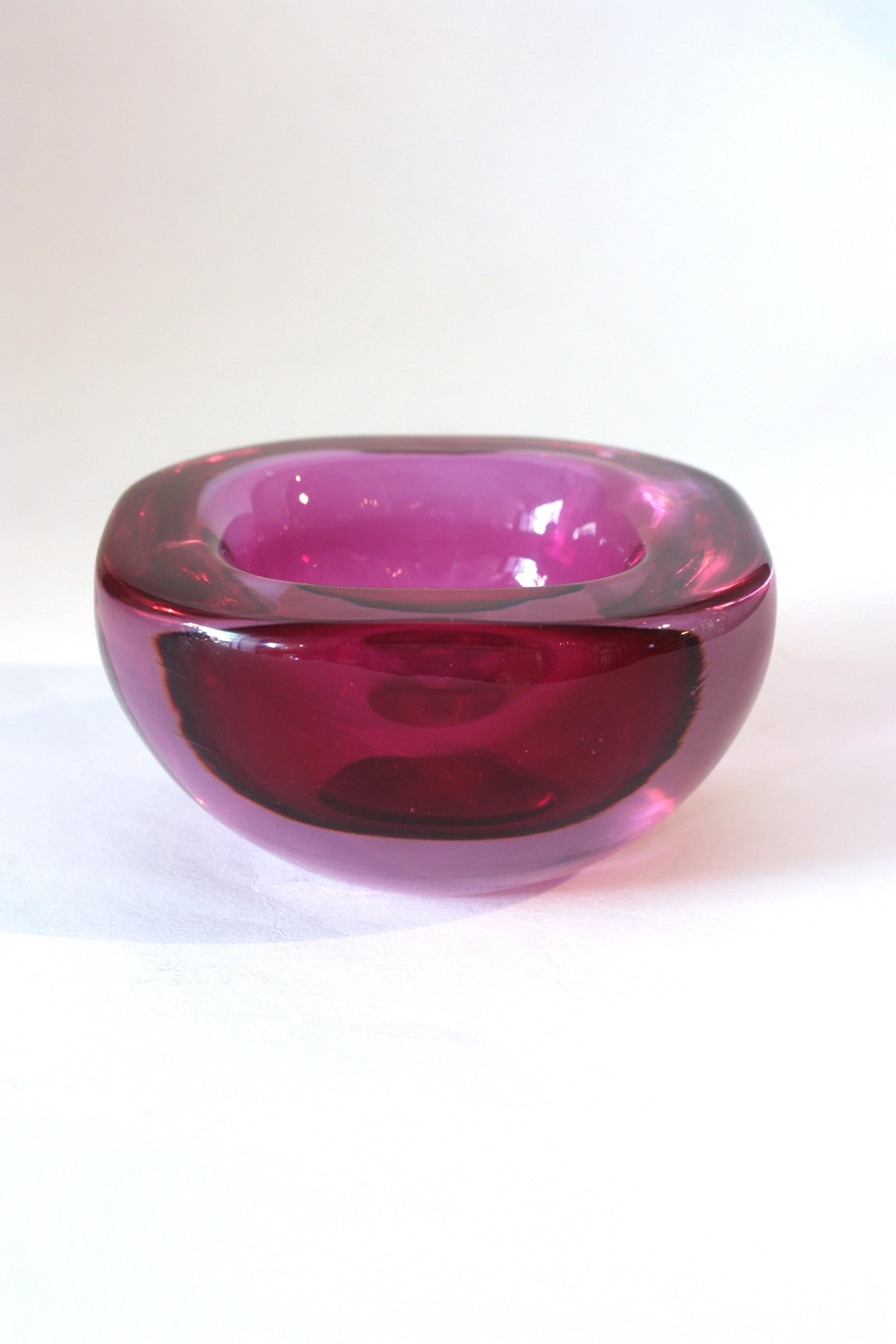 Archimede Seguso Murano Sommerso, bol carré en verre géométrique rose pourpre en vente 3