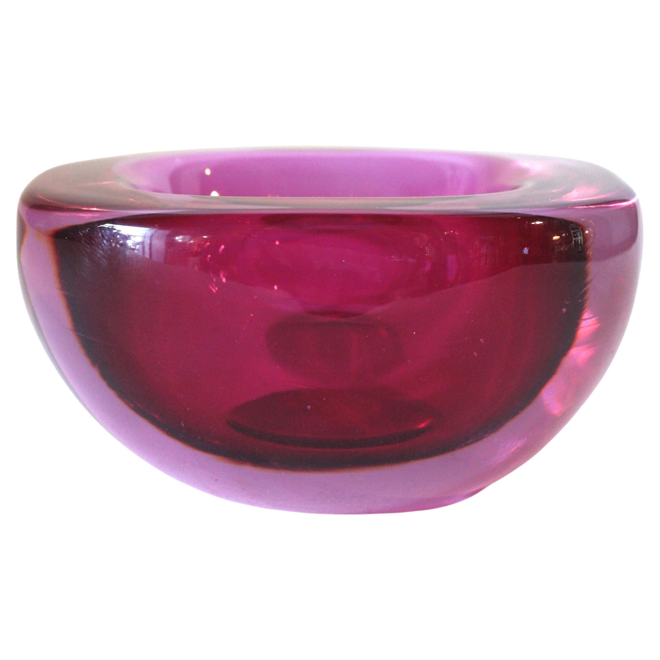 Coupe en forme de géode carrée en verre soufflé à la bouche de Murano Sommerso, en verre violet rose fuchsia. Italie, années 1960.
Des couleurs accrocheuses dans des tons de rose et de violet selon la technique du 