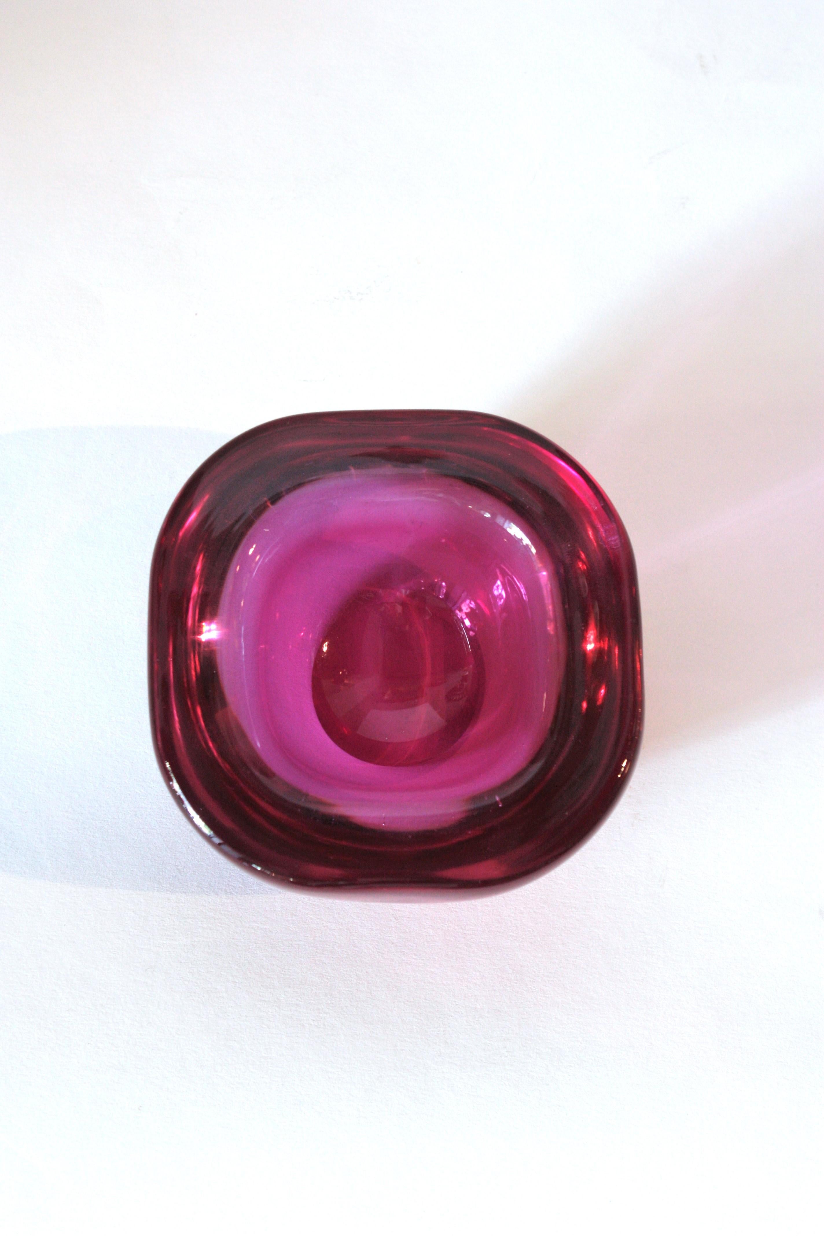 italien Archimede Seguso Murano Sommerso, bol carré en verre géométrique rose pourpre en vente