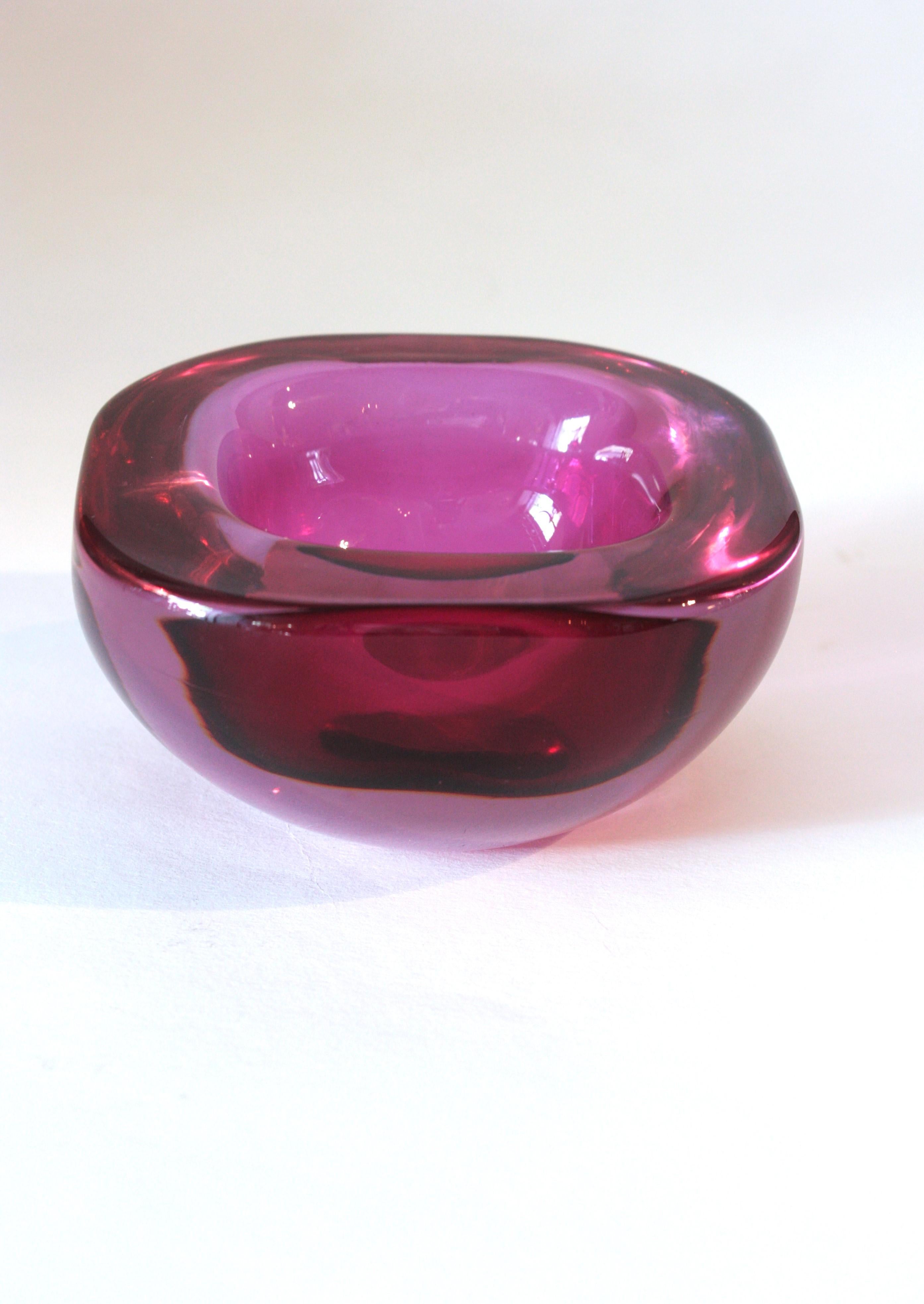 20ième siècle Archimede Seguso Murano Sommerso, bol carré en verre géométrique rose pourpre en vente