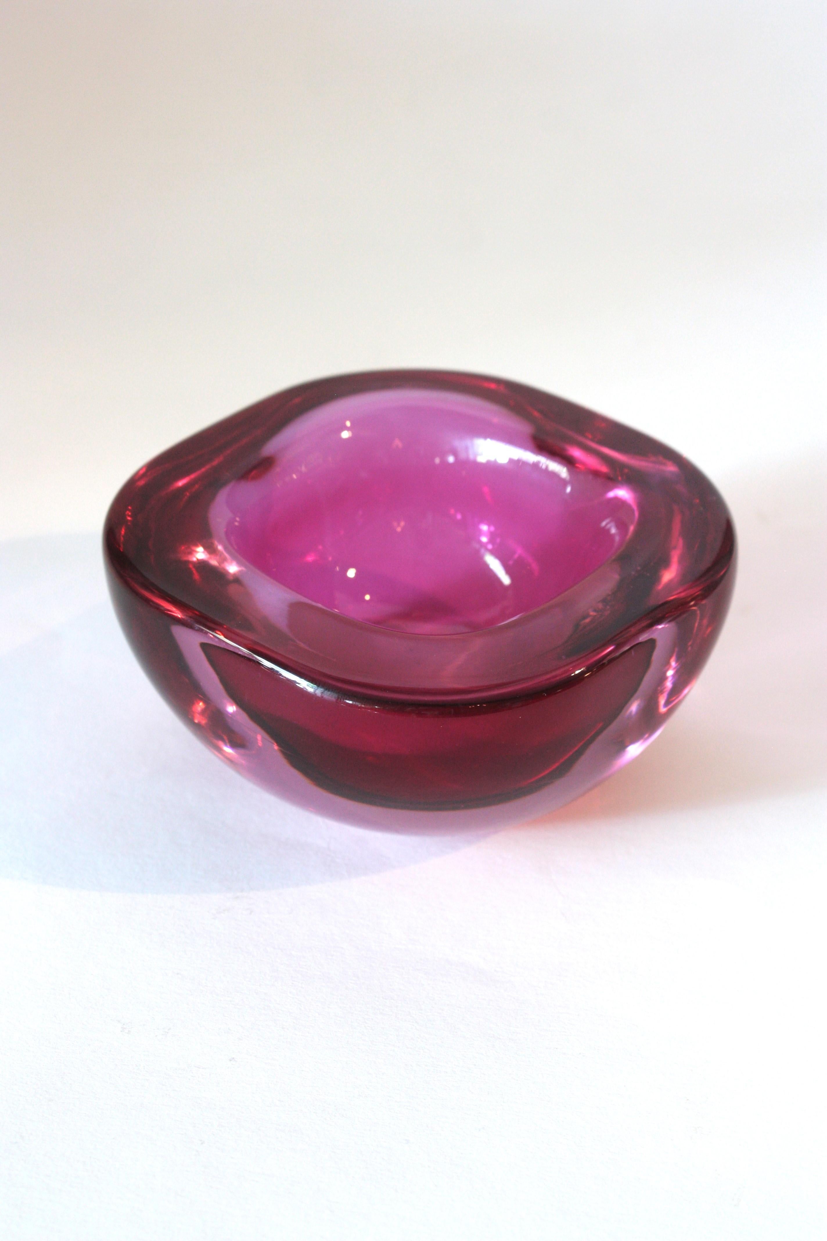 Verre d'art Archimede Seguso Murano Sommerso, bol carré en verre géométrique rose pourpre en vente