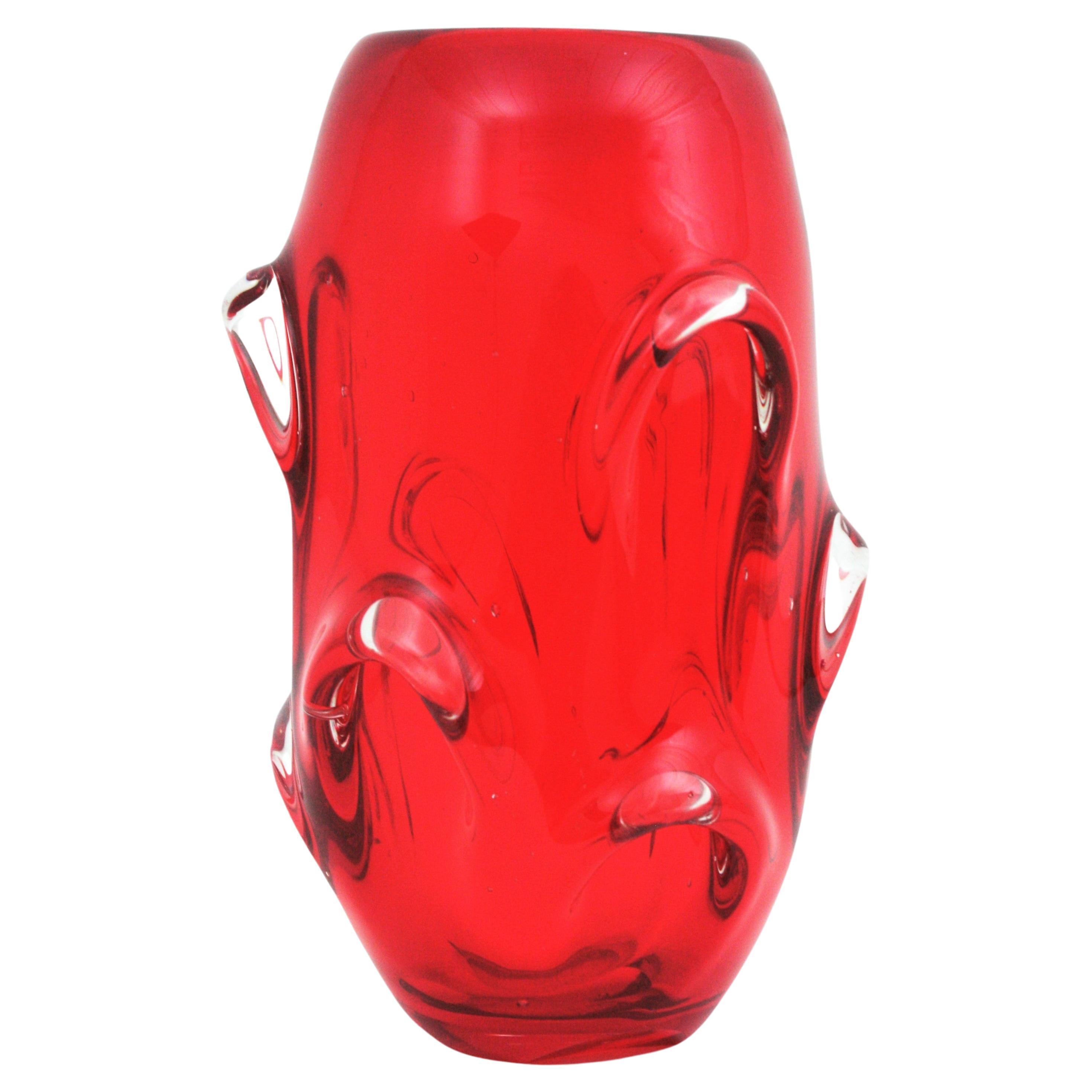 Rote und klare Kunstglasvase im Stil von 'Tronco'. Archimede Seguso zugeschrieben, Italien, 1960er Jahre
Eine spektakuläre mundgeblasene Murano Kunstglas Vase in einem lebendigen Rubinrot mit gezogenen Details gründlich. Sehr attraktiv, wenn das